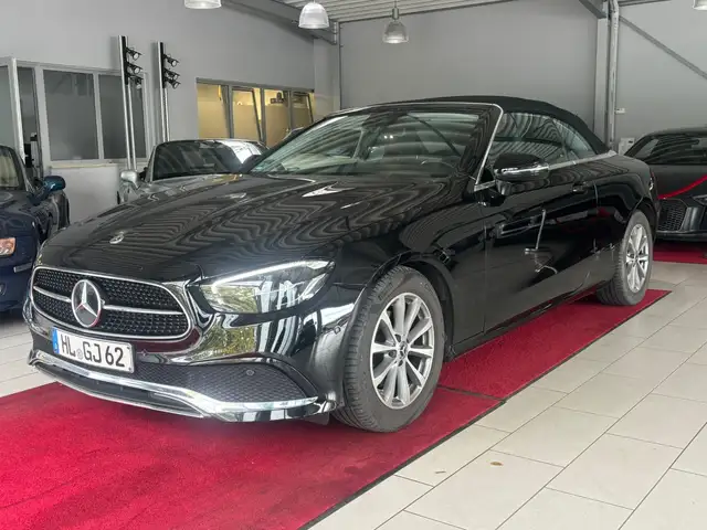 Mercedes-Benz 220 view 2