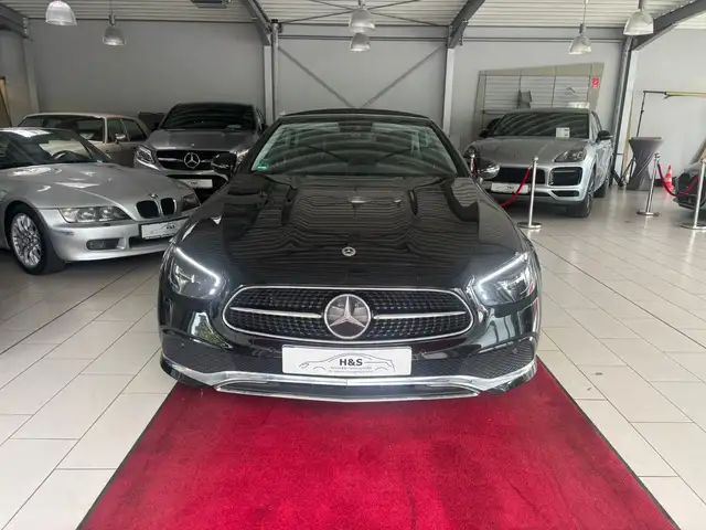 Mercedes-Benz 220 view 3