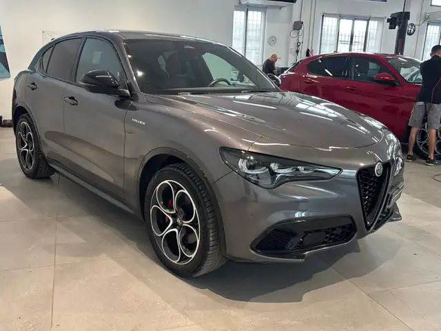 Alfa Romeo Stelvio view 3