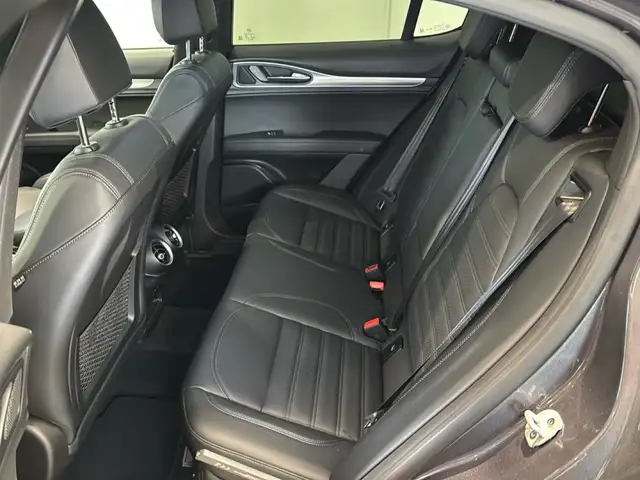 Alfa Romeo Stelvio view 13