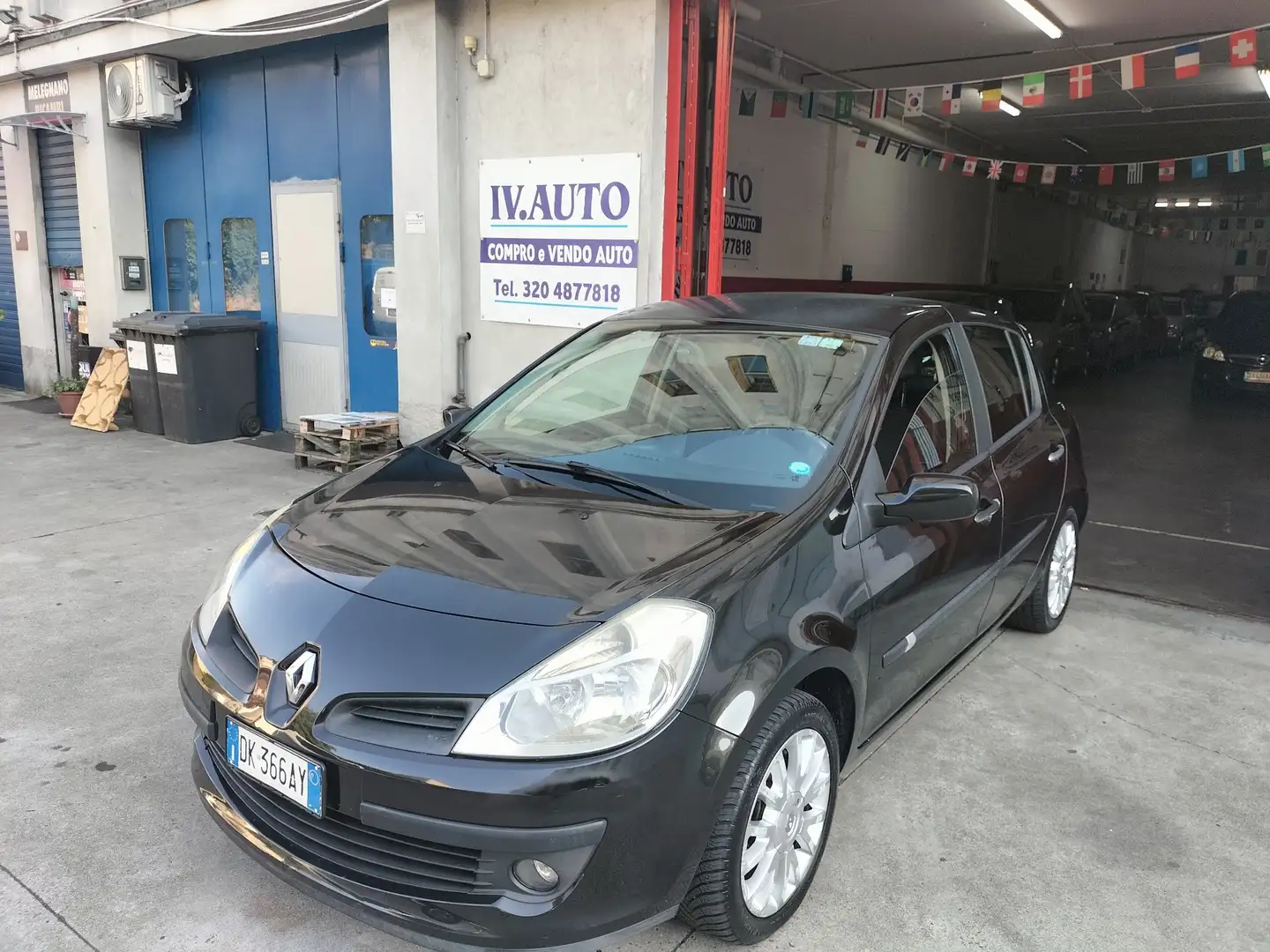 Renault Clio 5p 1.2 16v Le Iene km 147000 Zwart - 1