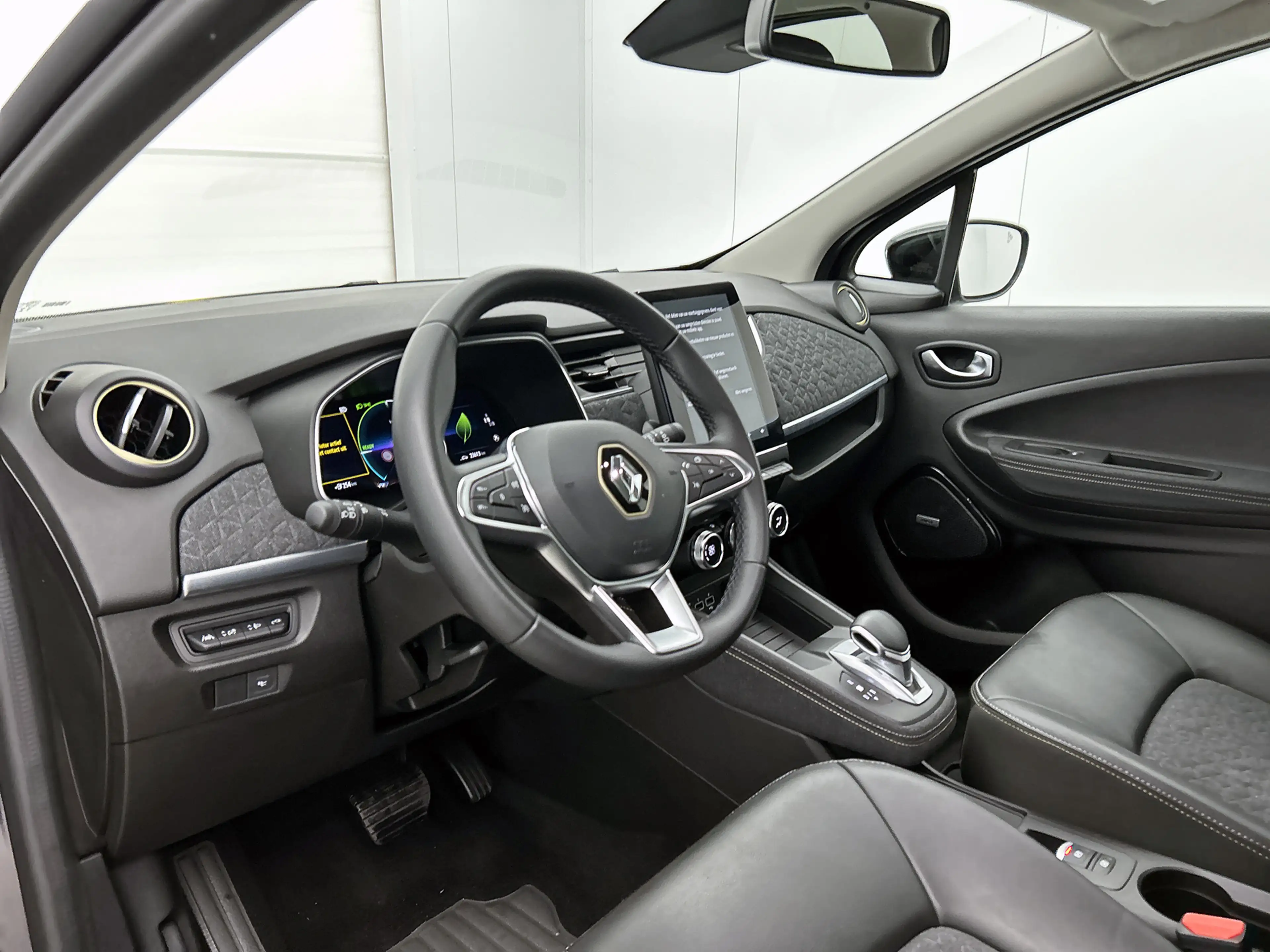 Renault ZOE R135 Iconic 52 kWh Camera, CarPlay, Bose — photo 17