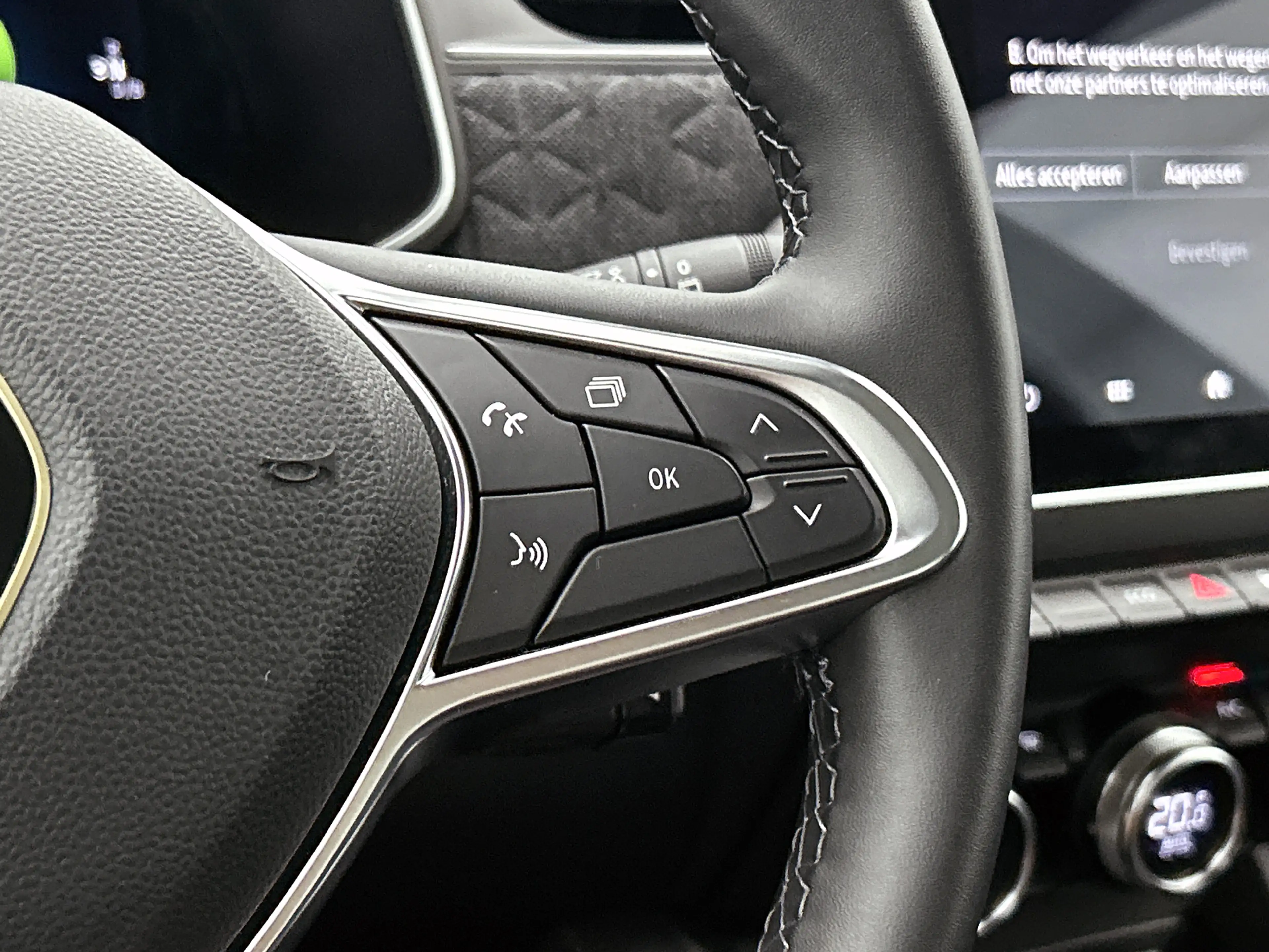 Renault ZOE R135 Iconic 52 kWh Camera, CarPlay, Bose — photo 23