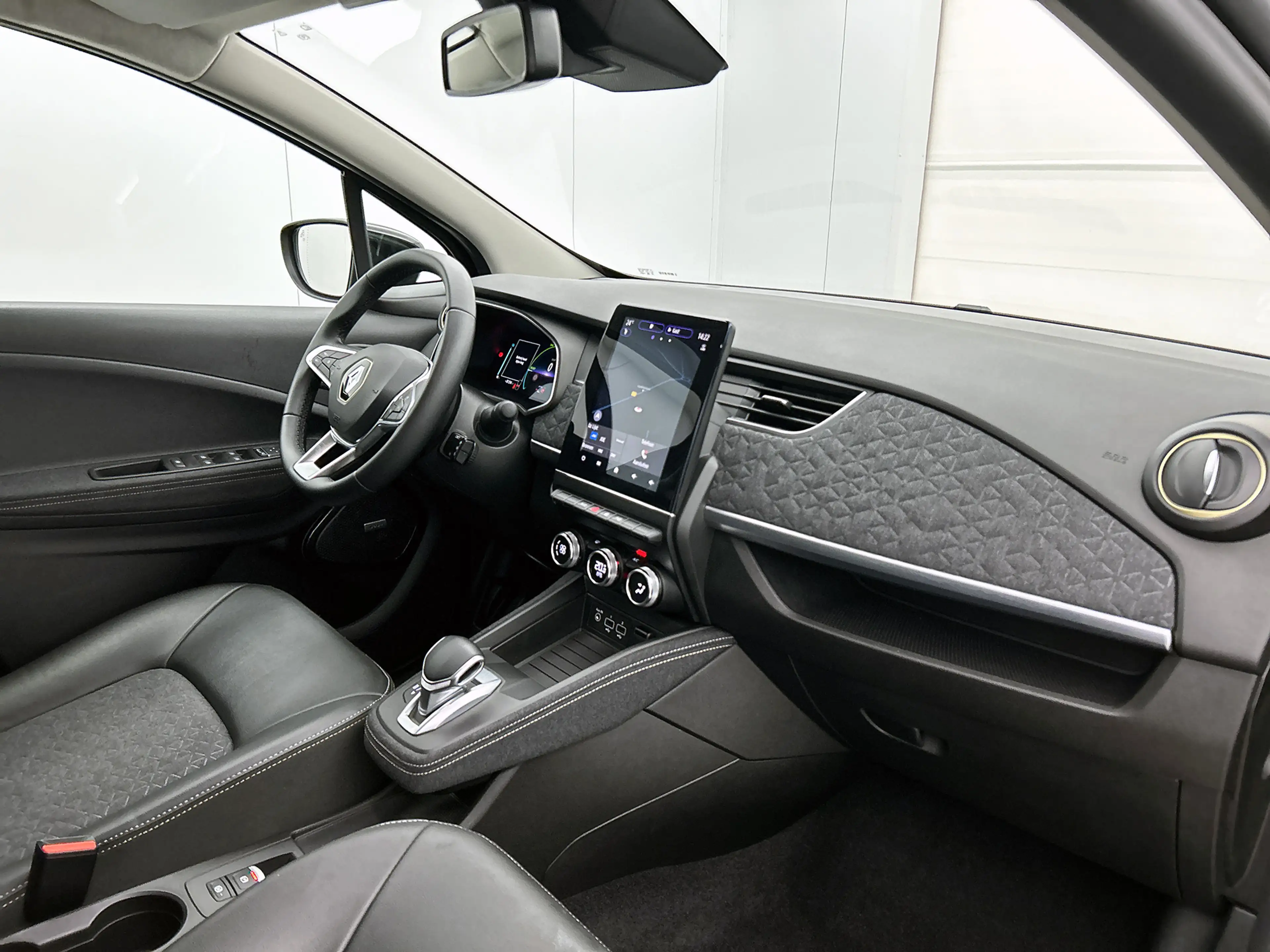 Renault ZOE R135 Iconic 52 kWh Camera, CarPlay, Bose — photo 19