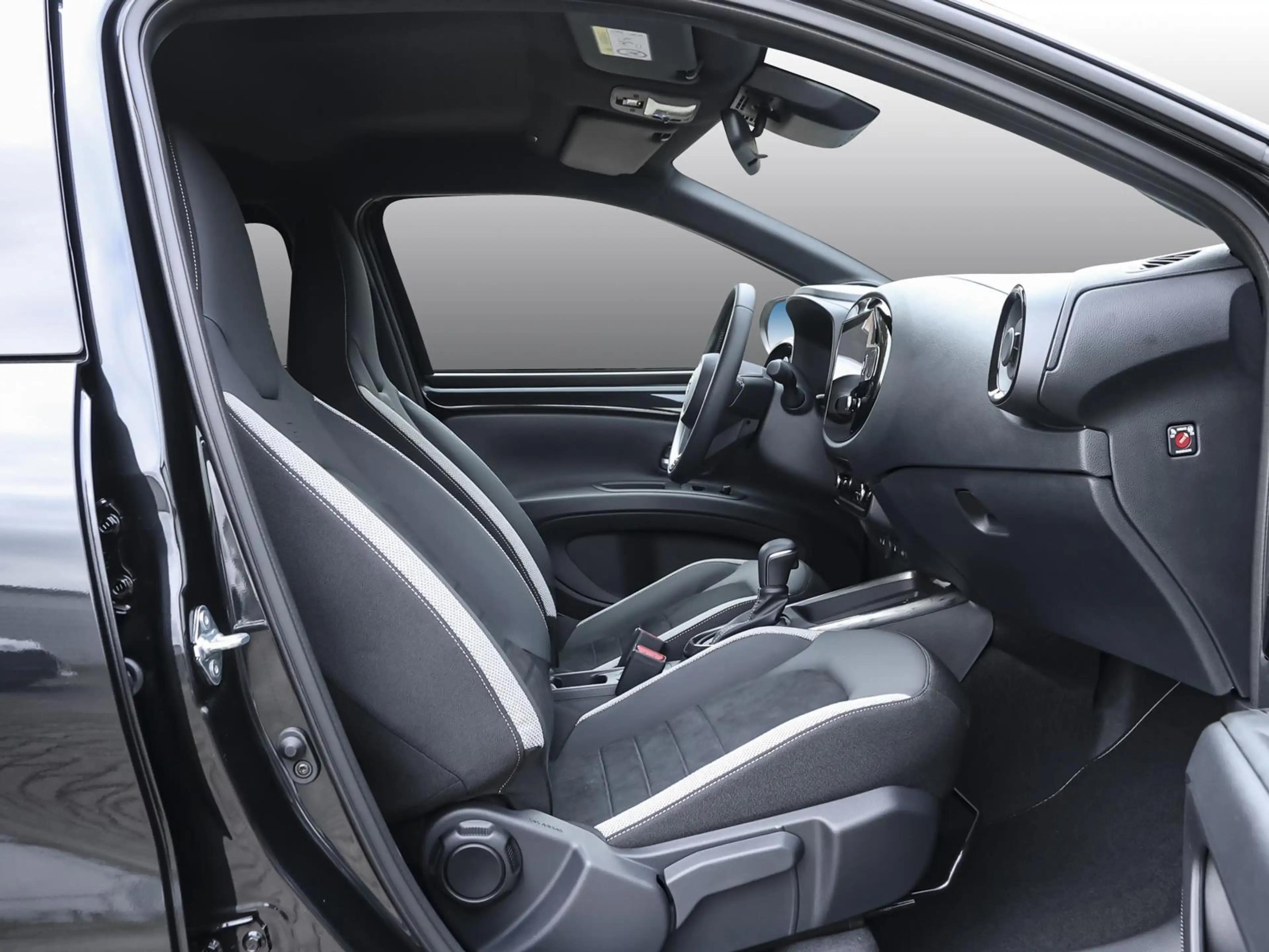 Toyota Aygo X GR SPORT NAVI SHZ PDC KLIMA BT — photo 3