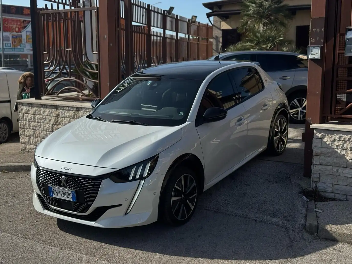 Peugeot 208 BlueHDi 100 Stop&Start 5 porte GT Weiß - 2