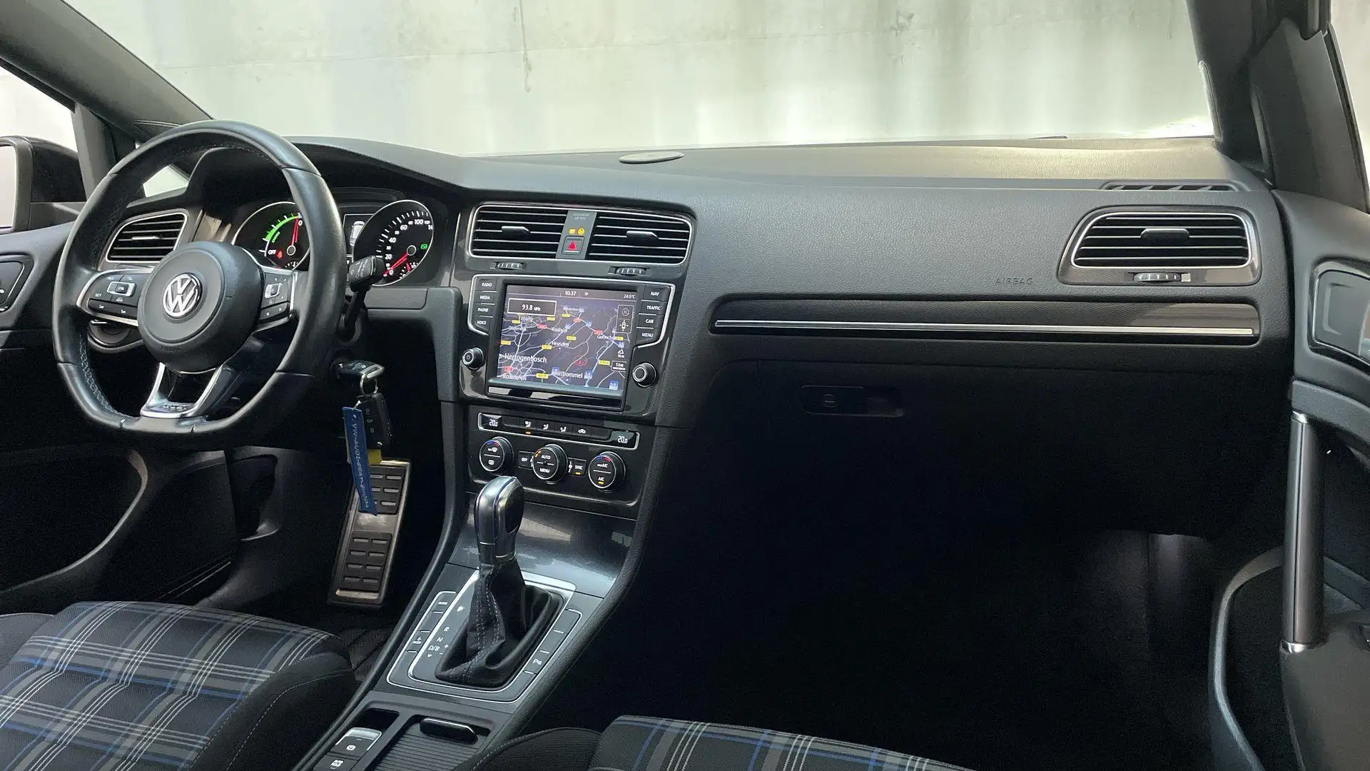 Volkswagen Golf GTE 1.4 TSI DSG Navigatie Climate Control Parkeersenso Zwart - 2
