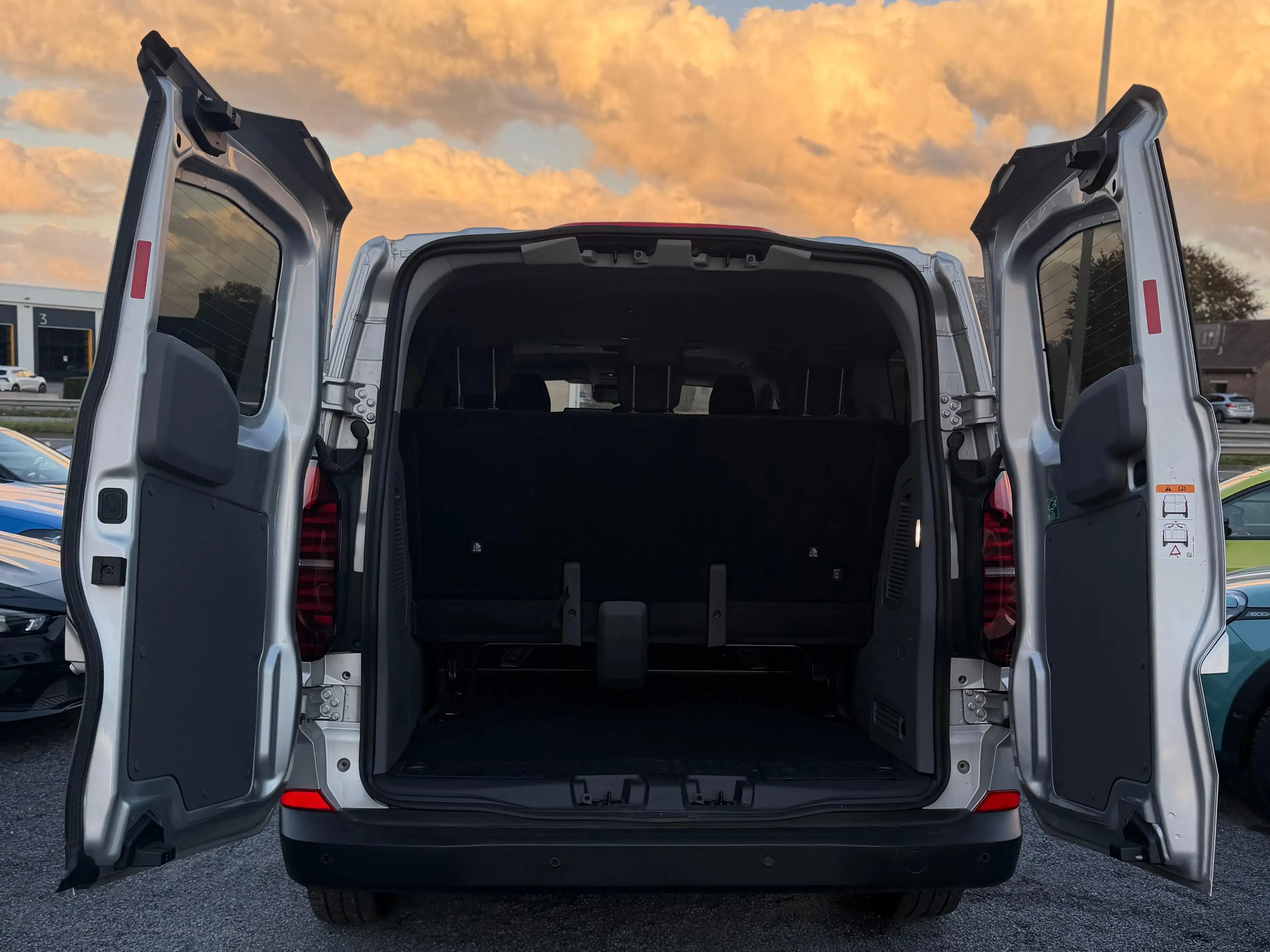 Volkswagen T7 Caravelle Caravelle 2.0 TDi SCR S DSG Style — photo 14