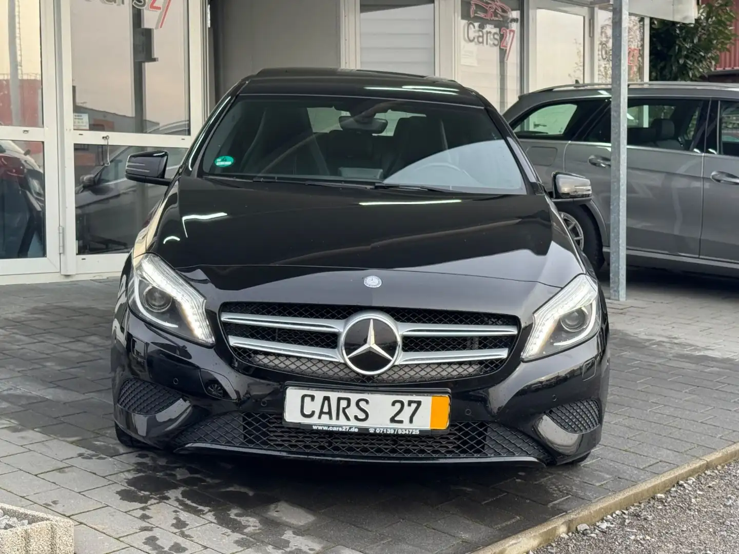 Mercedes-Benz A 180 Navi Bi-Xenon Panoramadach Tempomat PDC Schwarz - 2