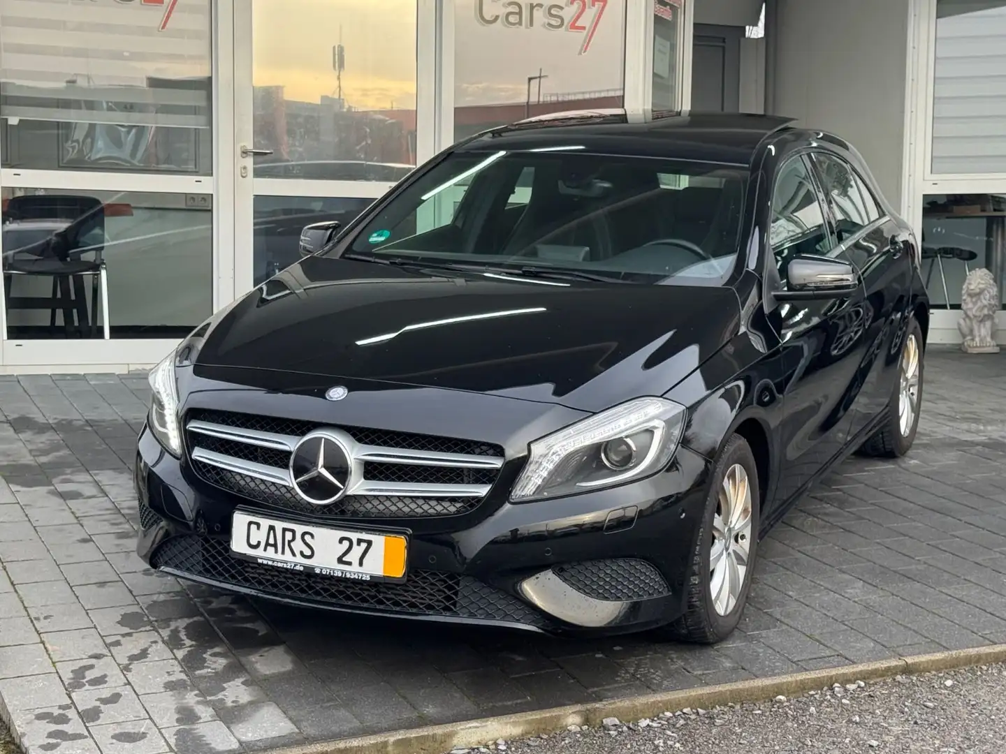 Mercedes-Benz A 180 Navi Bi-Xenon Panoramadach Tempomat PDC Schwarz - 1