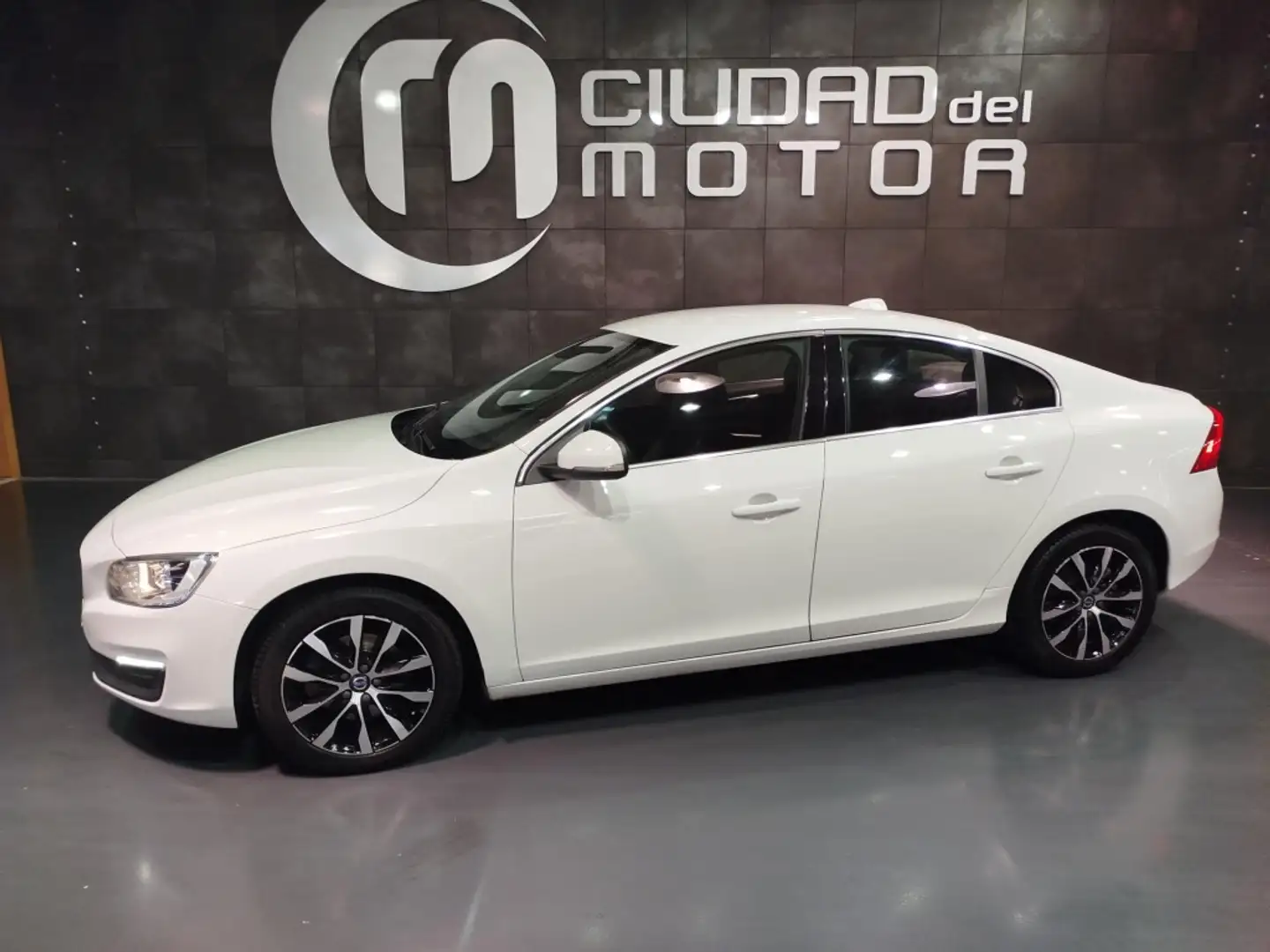 Volvo S60 D3 Momentum 150 Blanc - 1