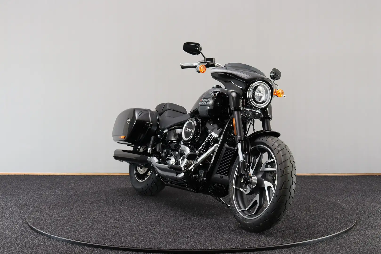 Harley-Davidson Sport Glide FLSB Vivid Black Zwart - 2