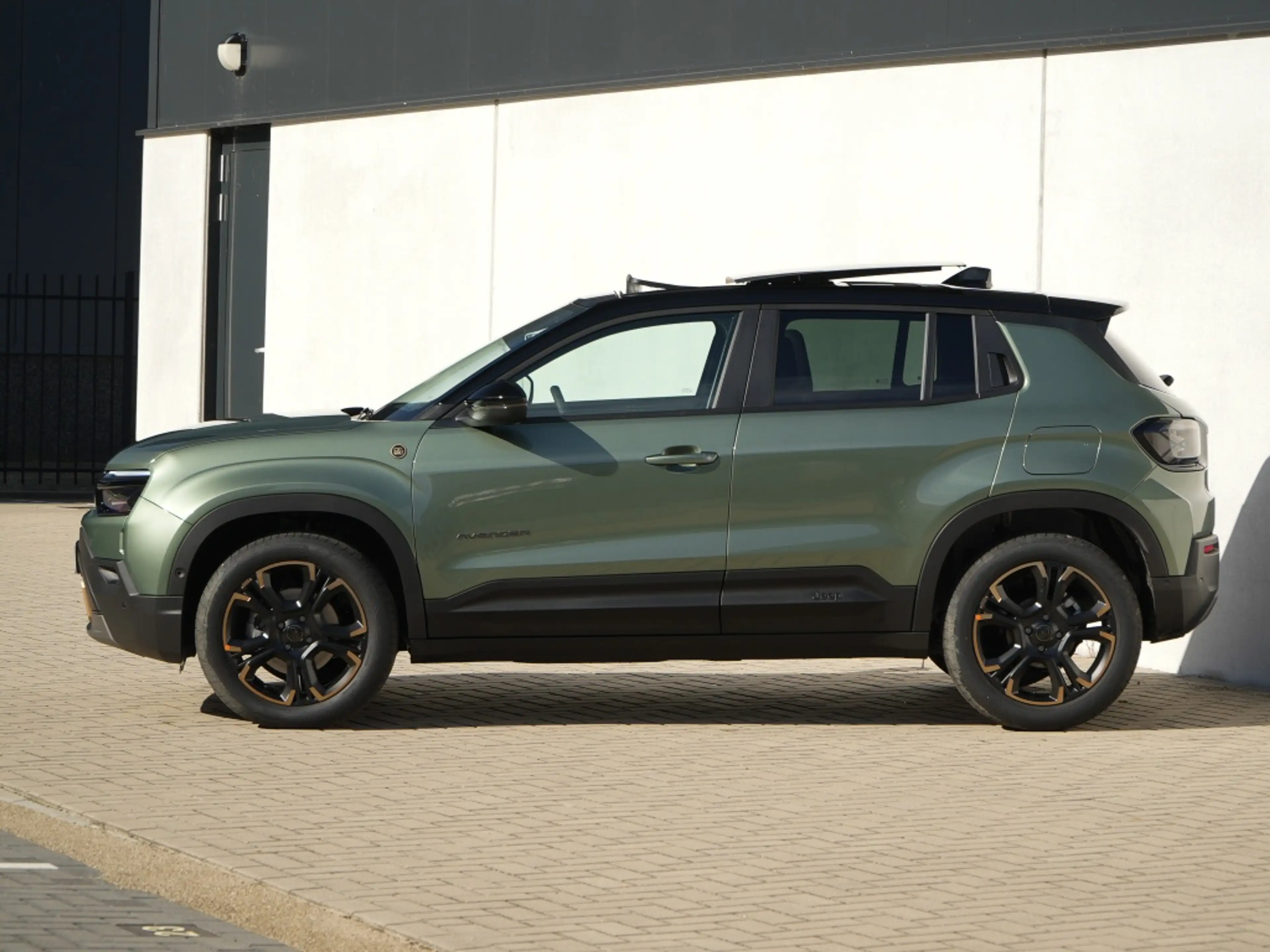 Jeep Avenger 1.2 e-Hybrid 85th Anniversary | Schuifdak | Winter — photo 7