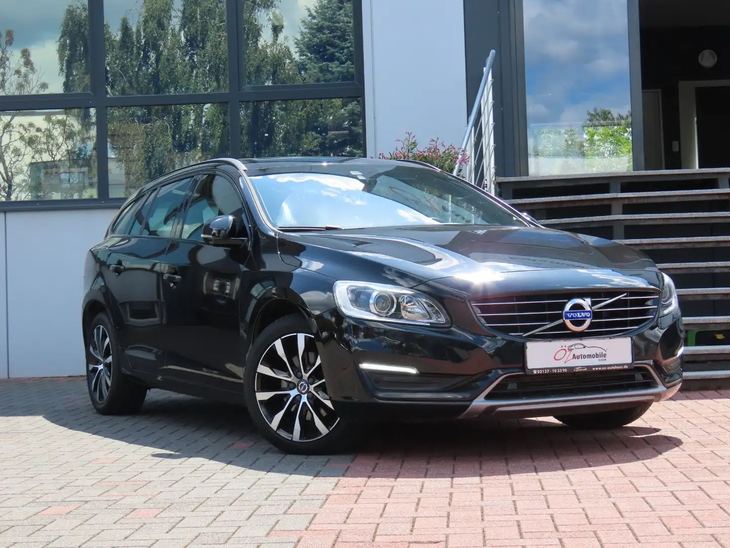 Volvo V60 D4 Geartronic Linje Svart Schiebedach Leder Schwarz - 1