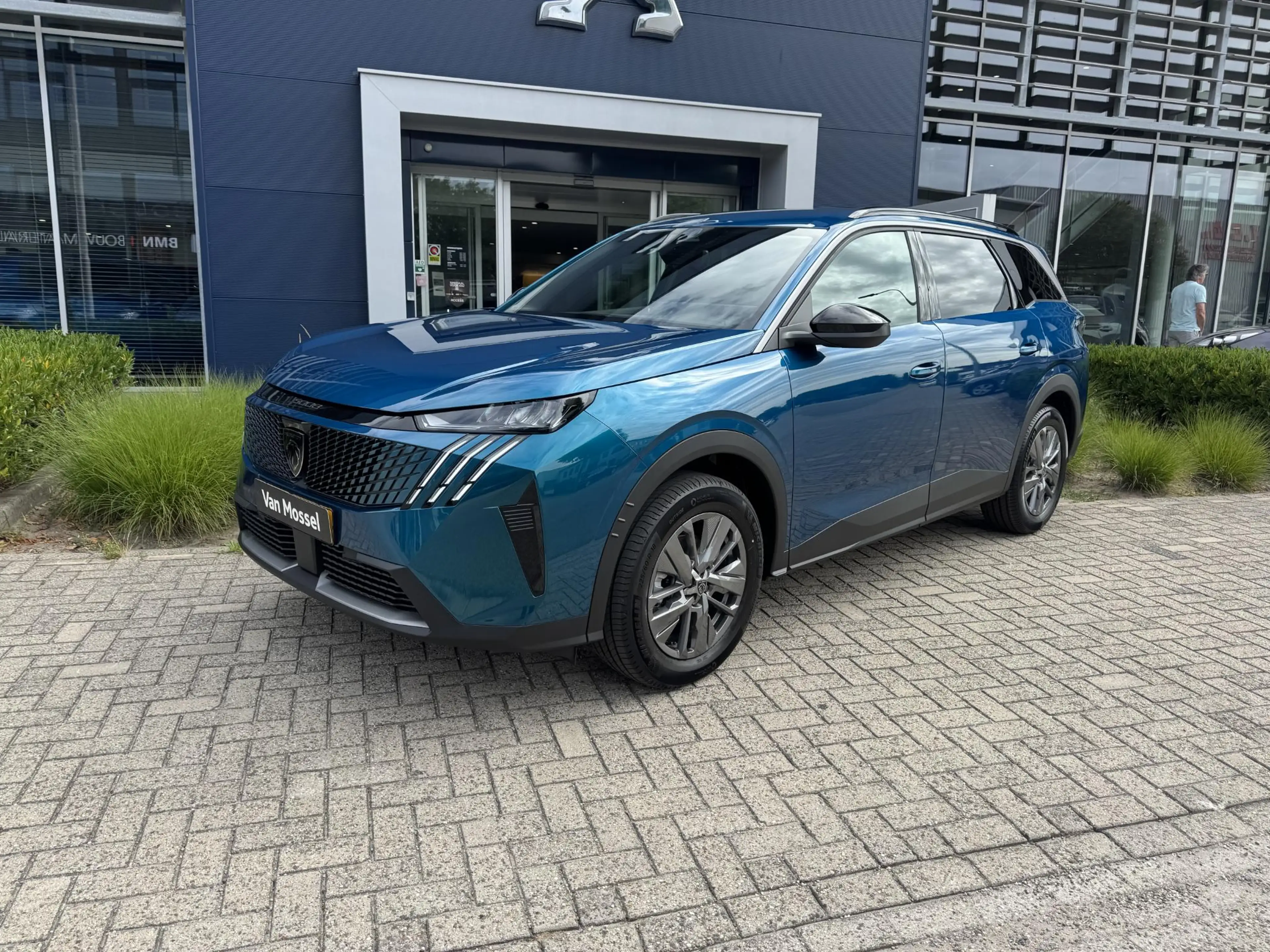 Peugeot 5008 1.2 Hybrid 145 Allure 7p — photo 2