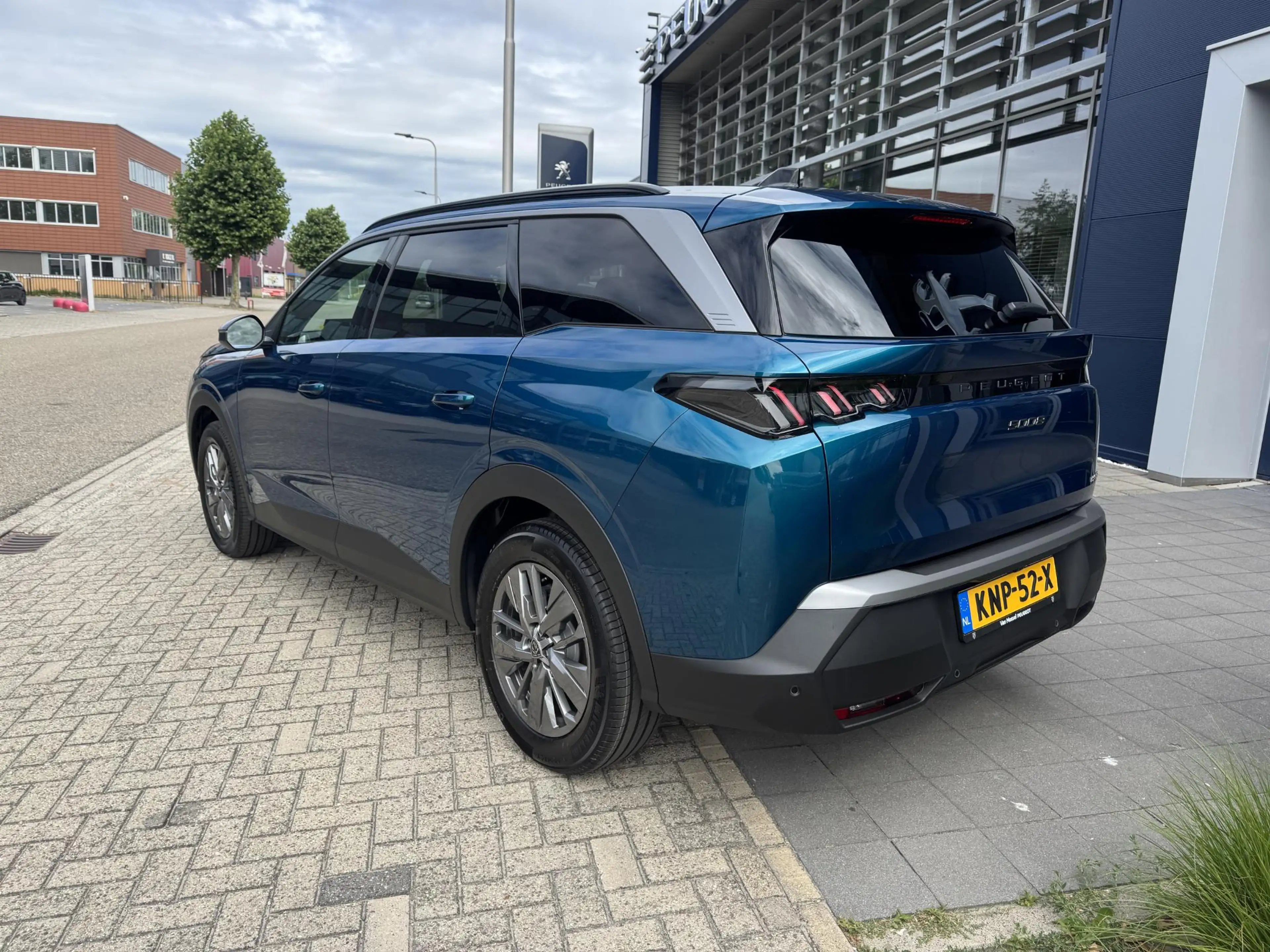 Peugeot 5008 1.2 Hybrid 145 Allure 7p — photo 3
