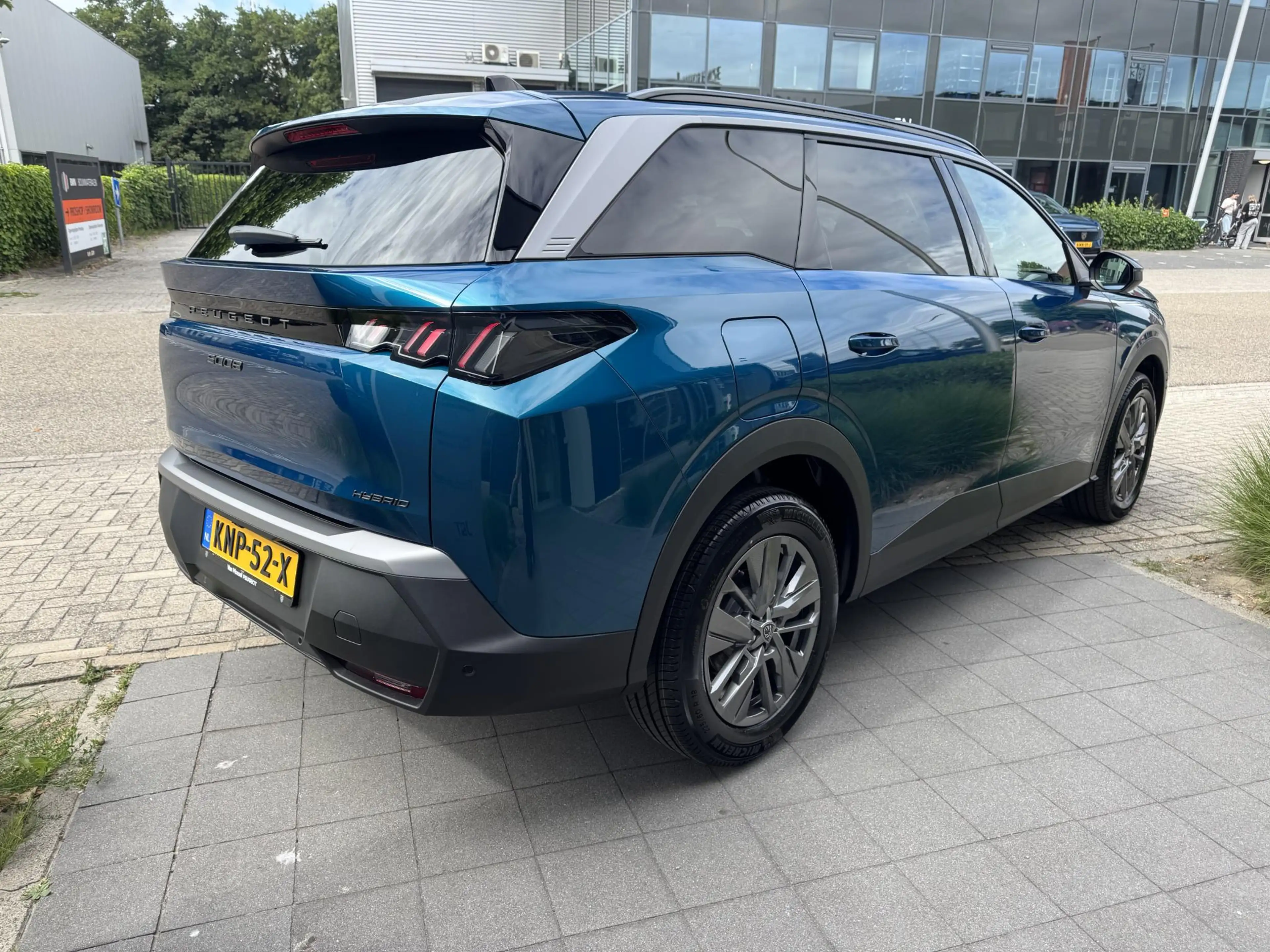 Peugeot 5008 1.2 Hybrid 145 Allure 7p — photo 4