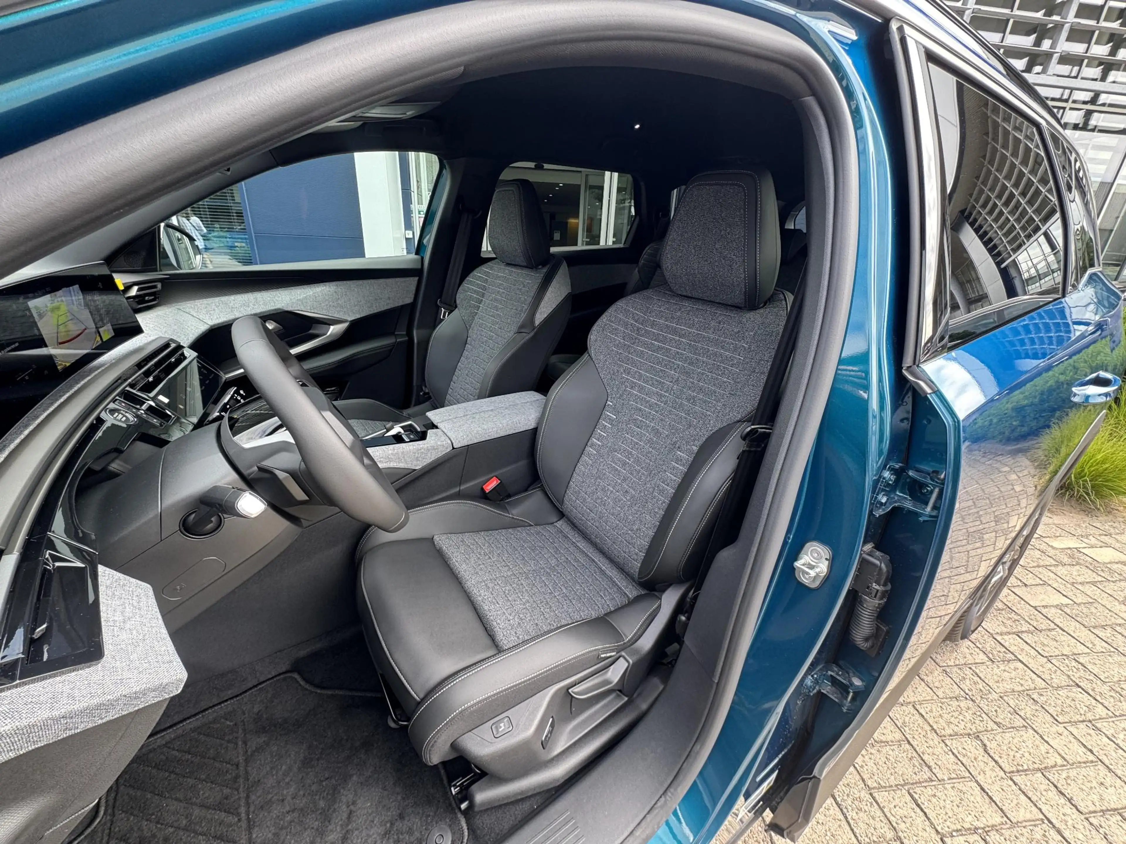 Peugeot 5008 1.2 Hybrid 145 Allure 7p — photo 6