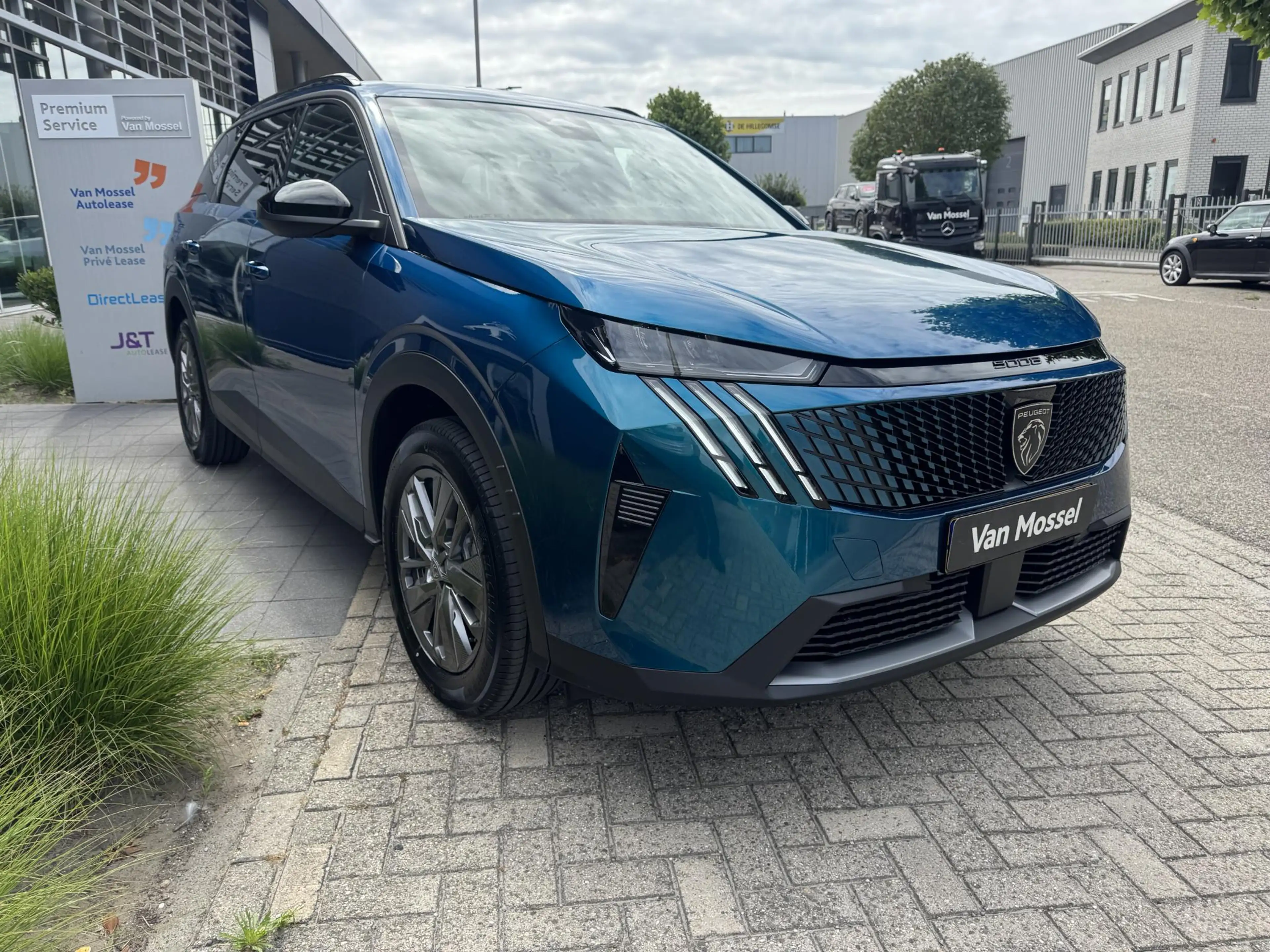 Peugeot 5008 1.2 Hybrid 145 Allure 7p — photo 5