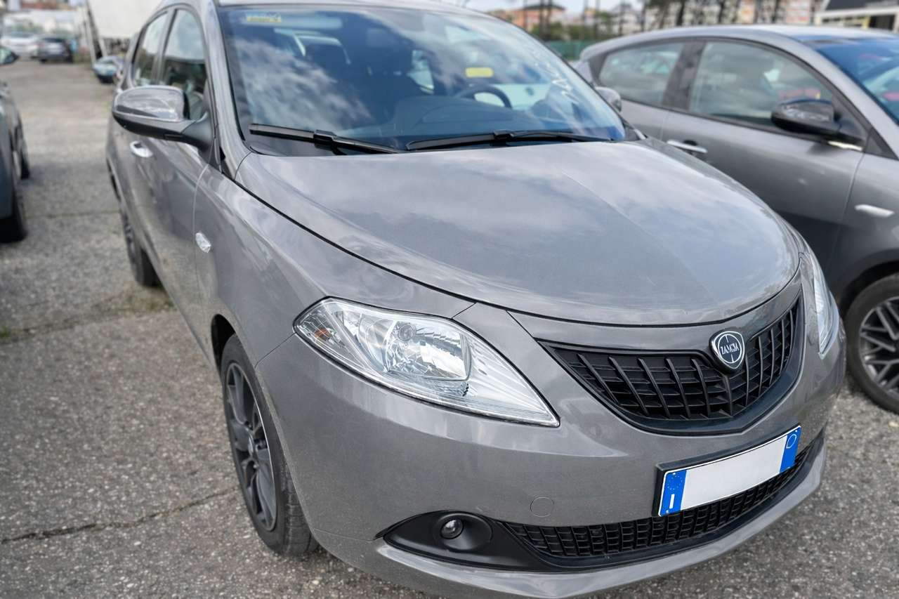 Lancia Ypsilon 1.0 FireFly Hybrid Silver