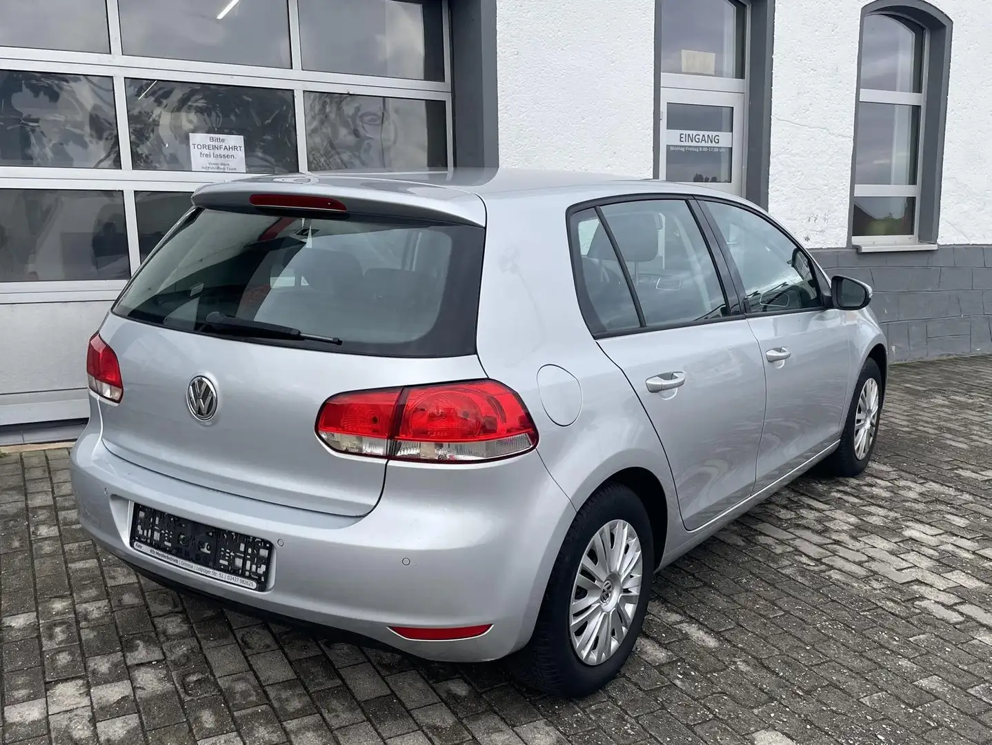 Volkswagen Golf 1.6 Comfortline Automatik DSG SH AC TÜV 01/26 Grau - 2