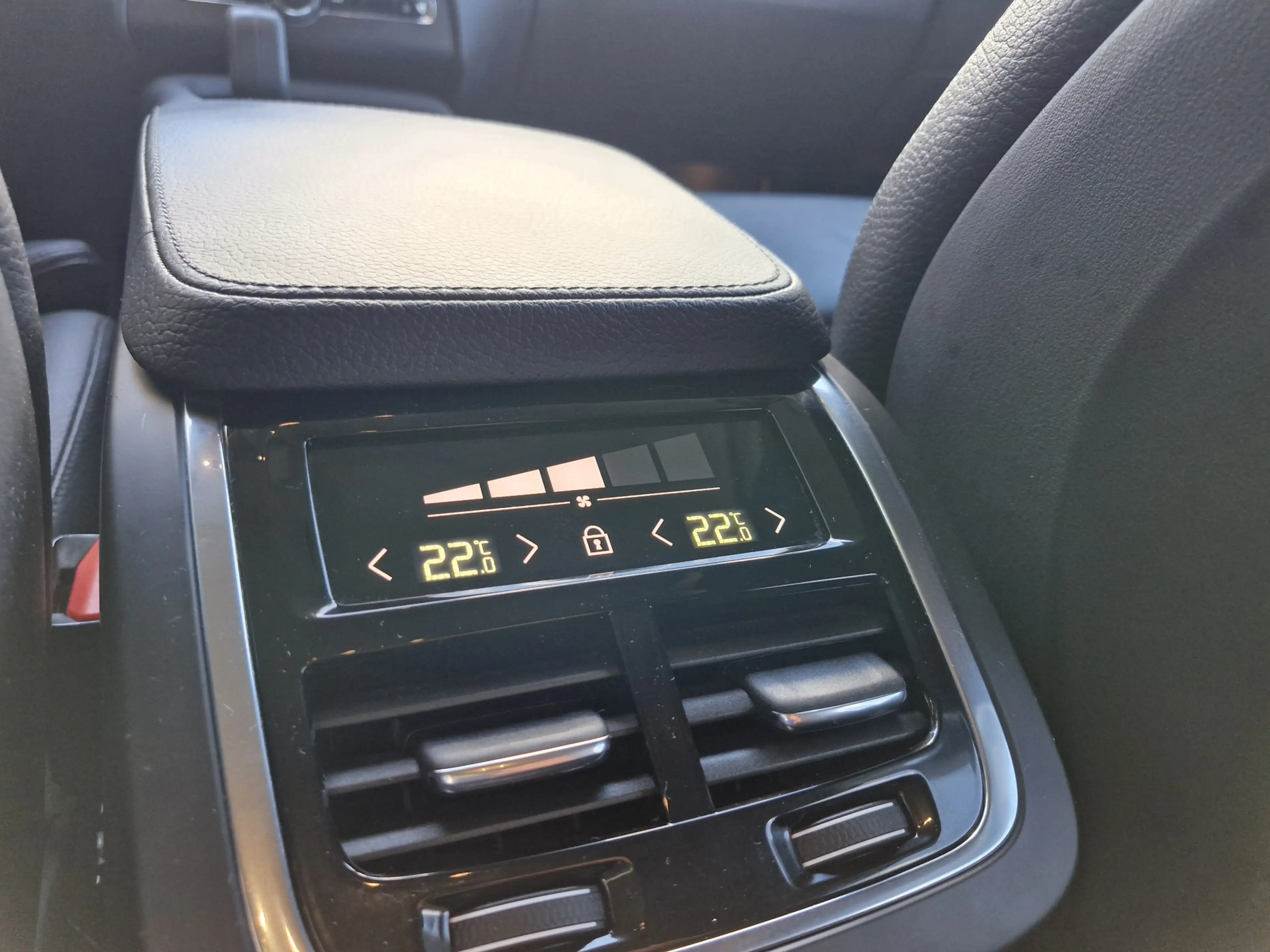 Volvo XC90 T8 Recharge AWD | Draadloze telefoonlader | Dodeho — photo 20