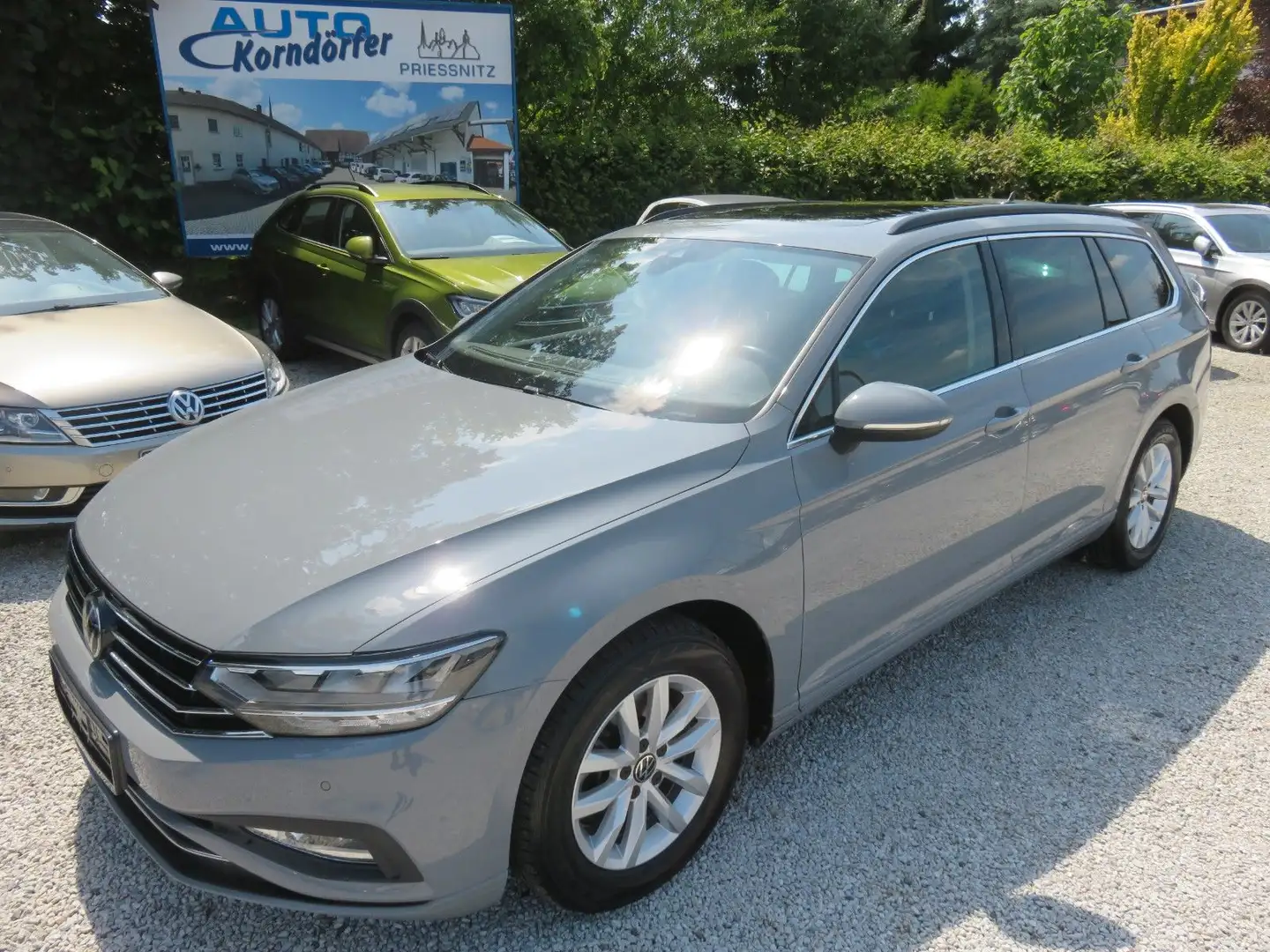Volkswagen Passat Variant Business LED Navi Kamera AHZV Grau - 1