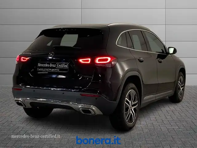 Mercedes-Benz GLA view 3