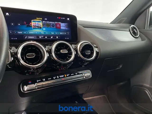 Mercedes-Benz GLA view 13