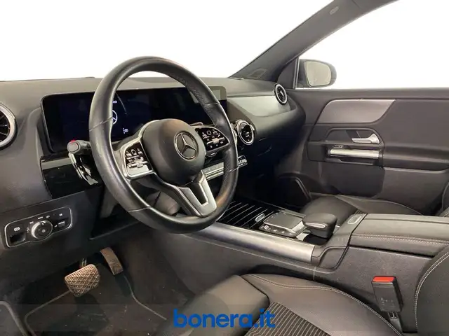 Mercedes-Benz GLA view 10