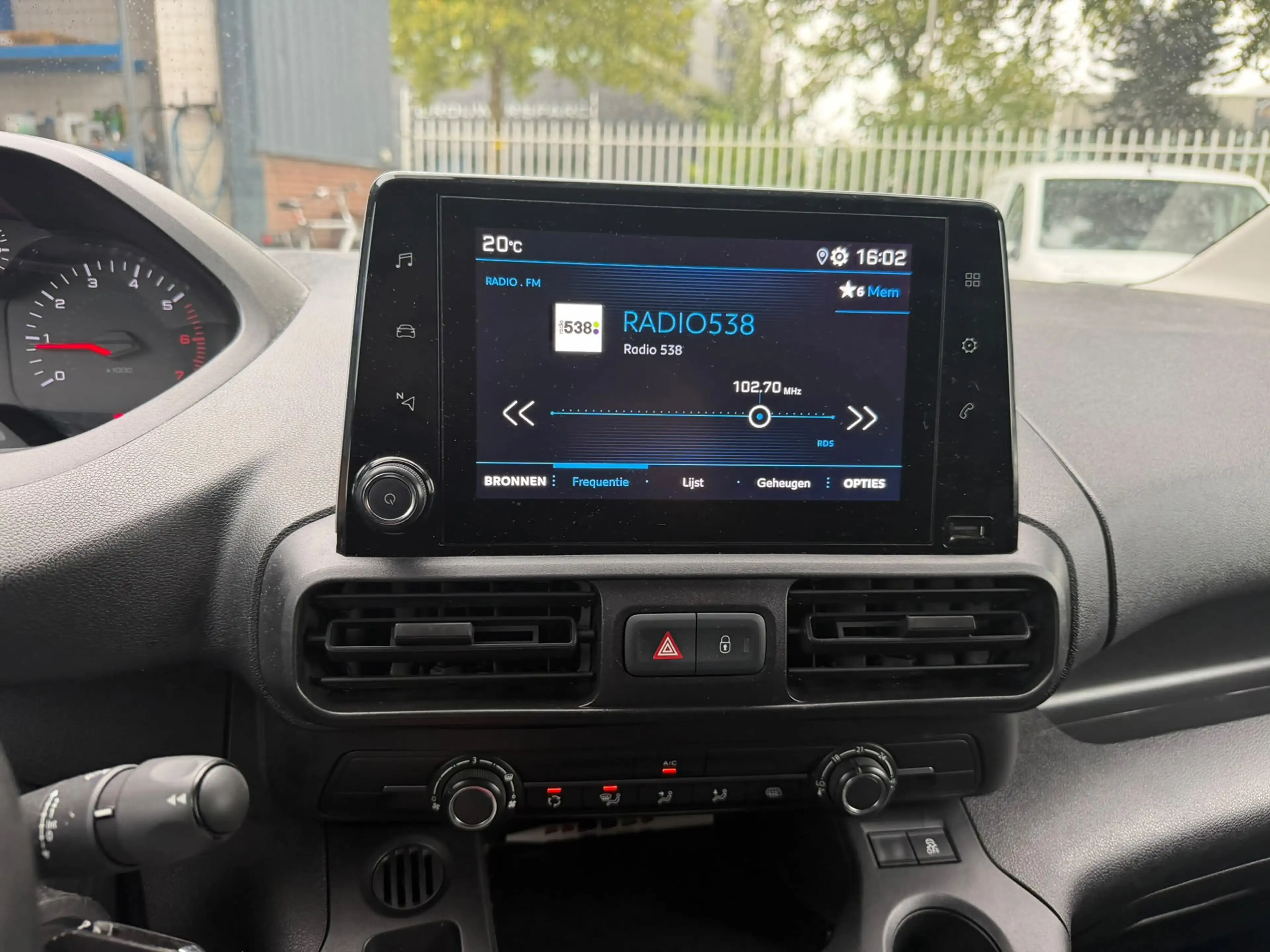 Peugeot Partner 1.6 BlueHDI Premium / Trekhaak / App connect / Cru — photo 9