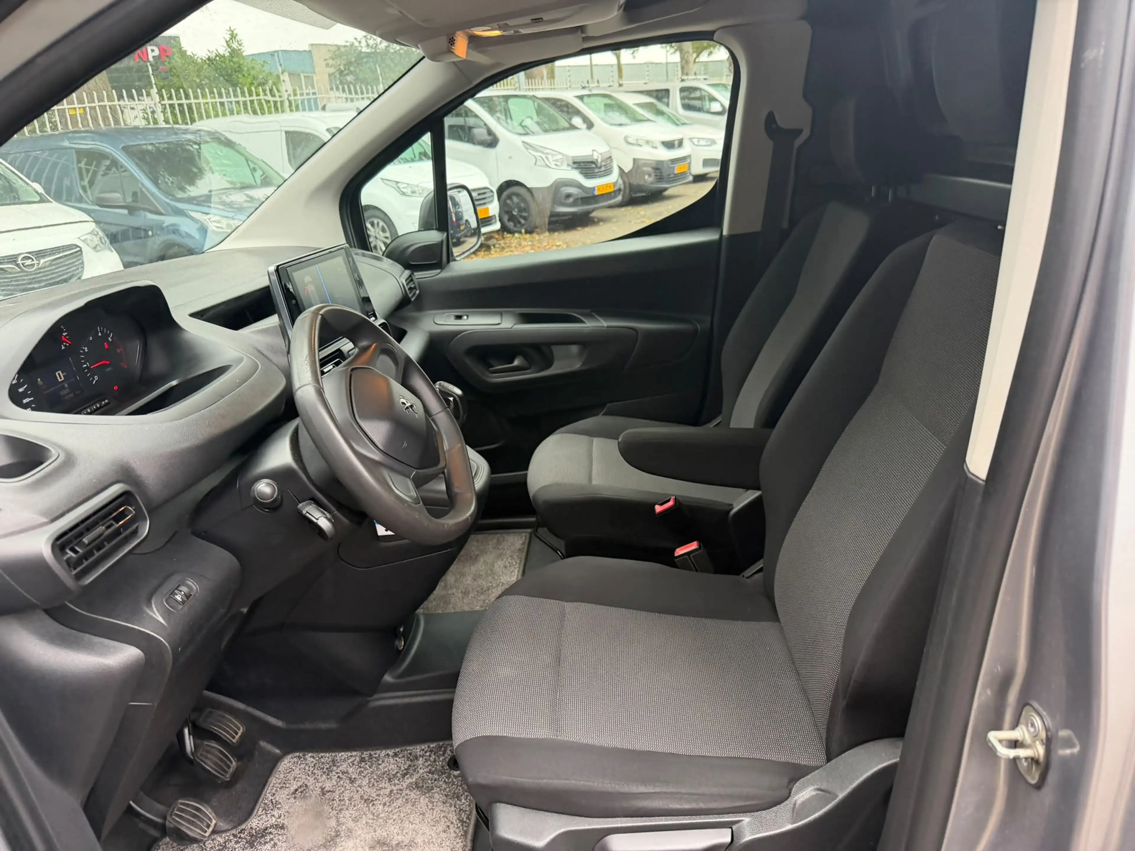 Peugeot Partner 1.6 BlueHDI Premium / Trekhaak / App connect / Cru — photo 6
