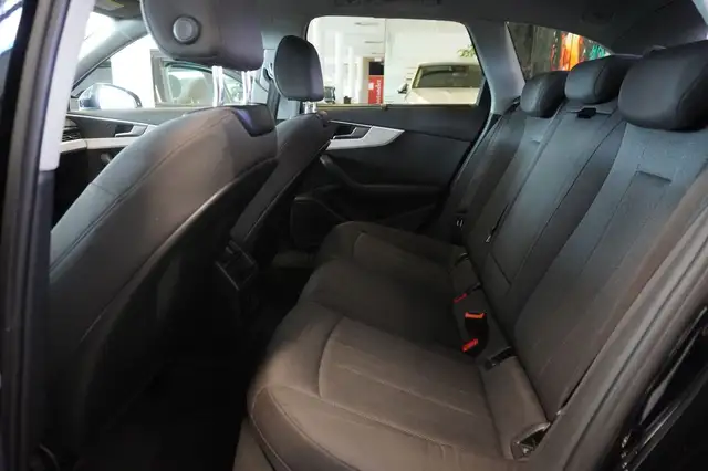 Audi A4 view 9