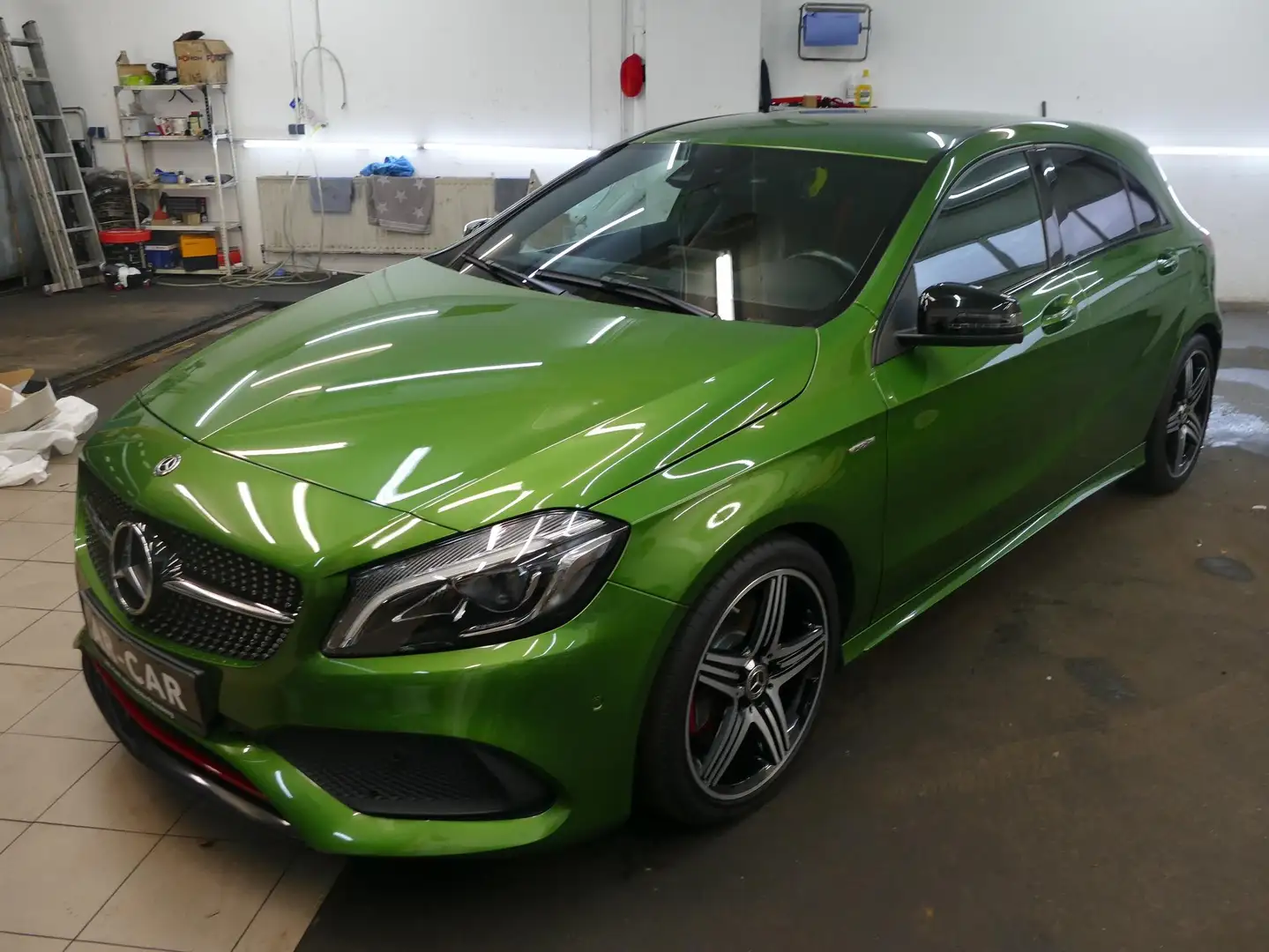Mercedes-Benz A 250 Sport 4Matic Teilleder Navi LED Einparkhilfe Schal Grün - 2