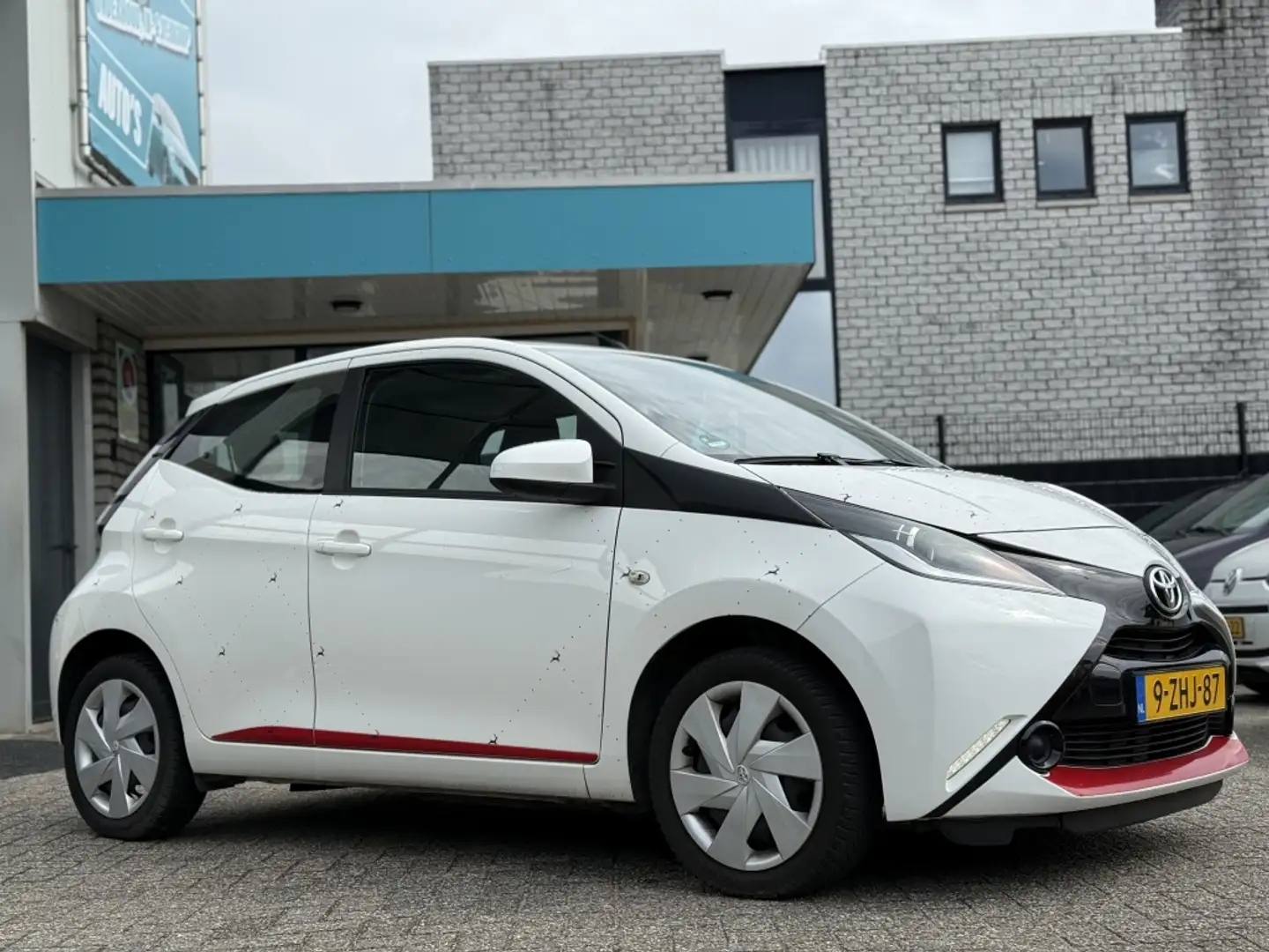 Toyota Aygo 1.0 VVT-i x-play Wit - 2