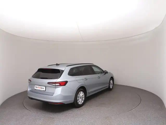 Skoda Superb view 4