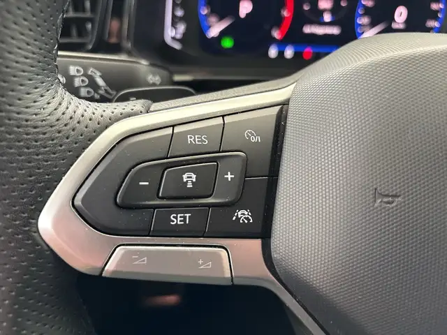 Volkswagen T-Roc view 18