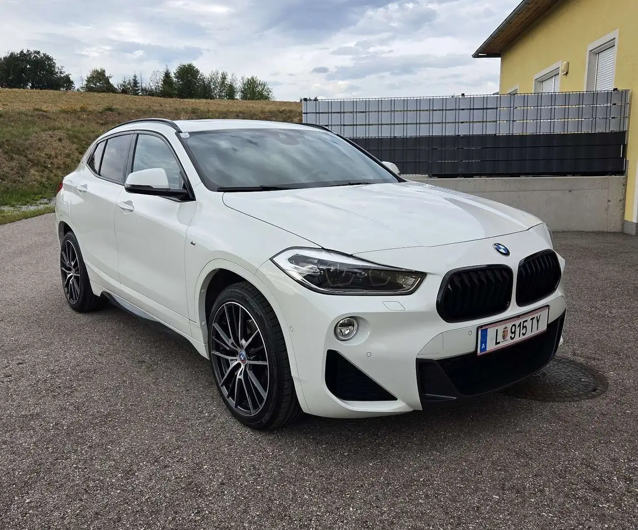 BMW X2 xDrive20i M B48 Aut. 280 PS 19" PANO LED H&K Weiß - 1