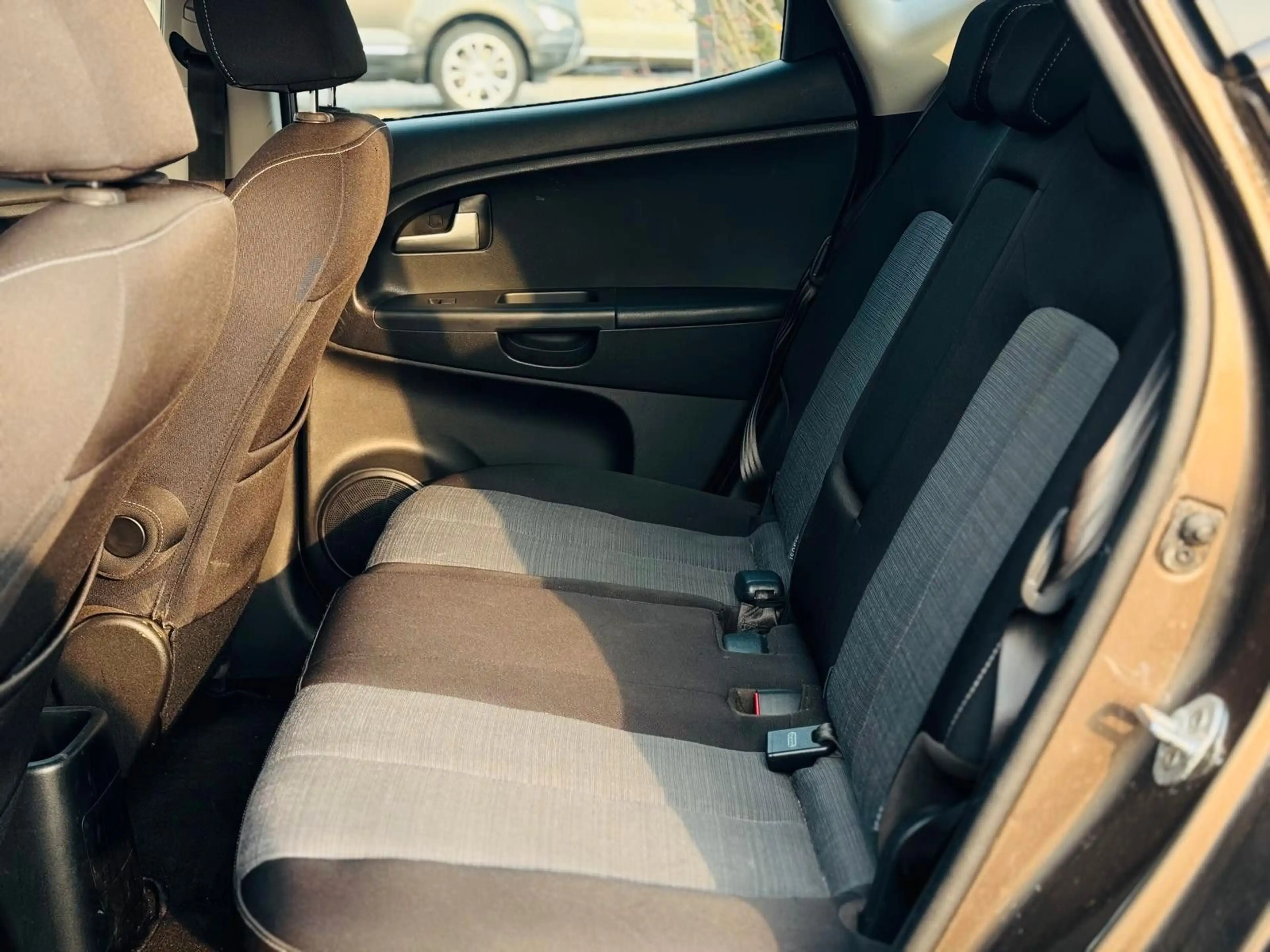 Kia Venga 1.6 — photo 12