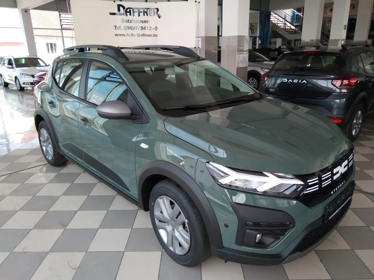 Dacia Sandero TCe 100 ECO-G Stepway Grün - 1
