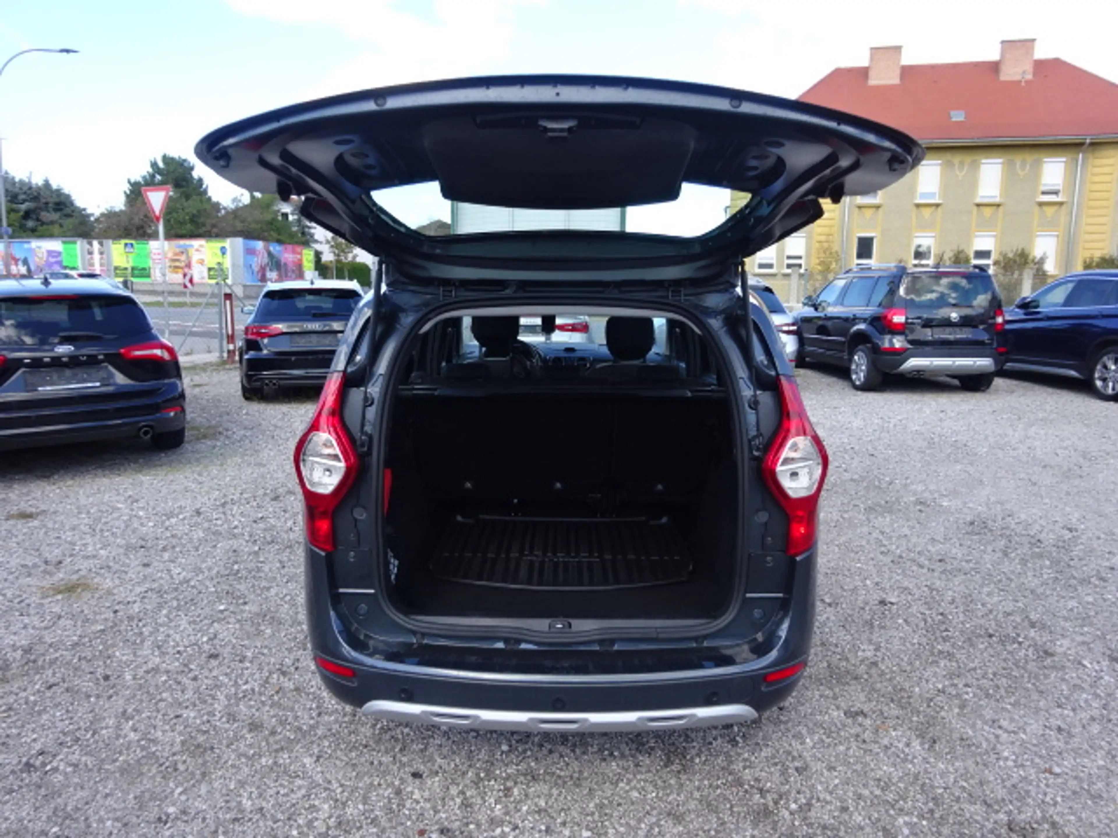 Dacia Lodgy Stepway Navi Bluetooth Freisprecheinrichtung Sitzheizung Parksensor vorne und hinten Kamera — photo 8
