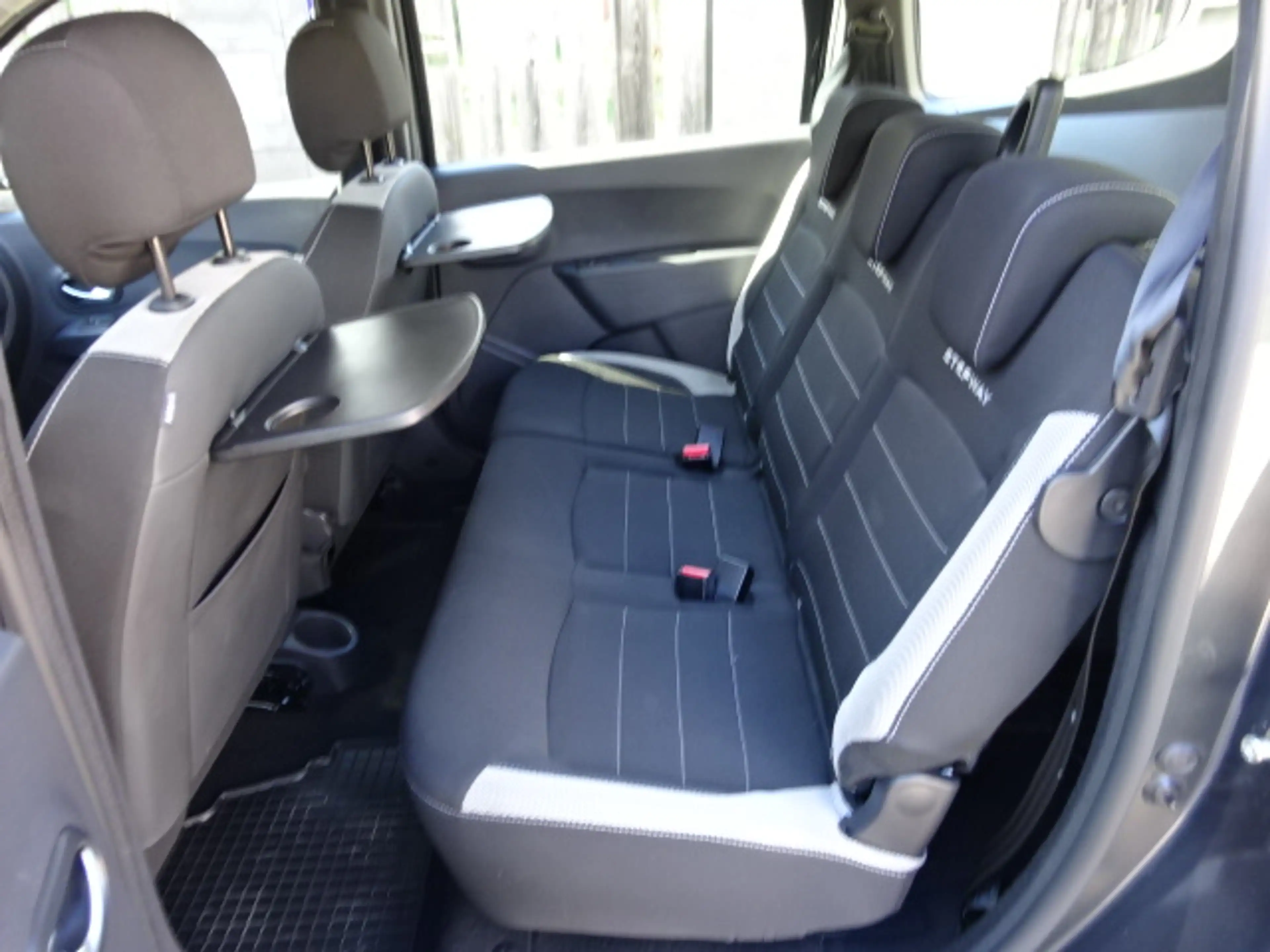 Dacia Lodgy Stepway Navi Bluetooth Freisprecheinrichtung Sitzheizung Parksensor vorne und hinten Kamera — photo 13