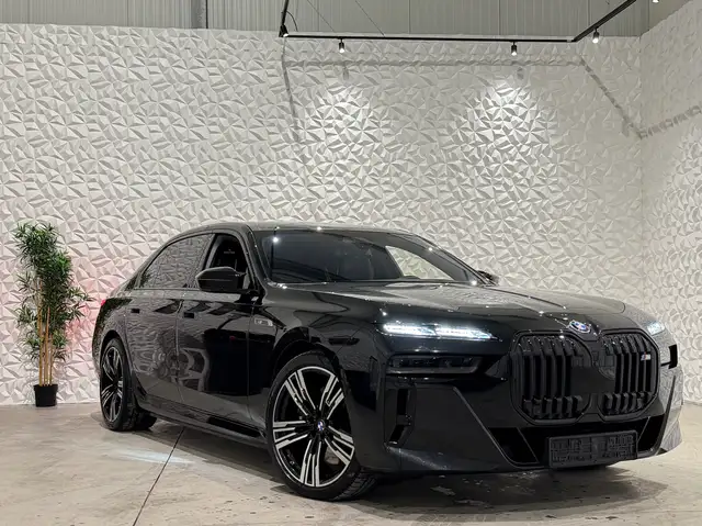 BMW 760 M760e M-Pack/ Theatre screen / B&W / Swarovski