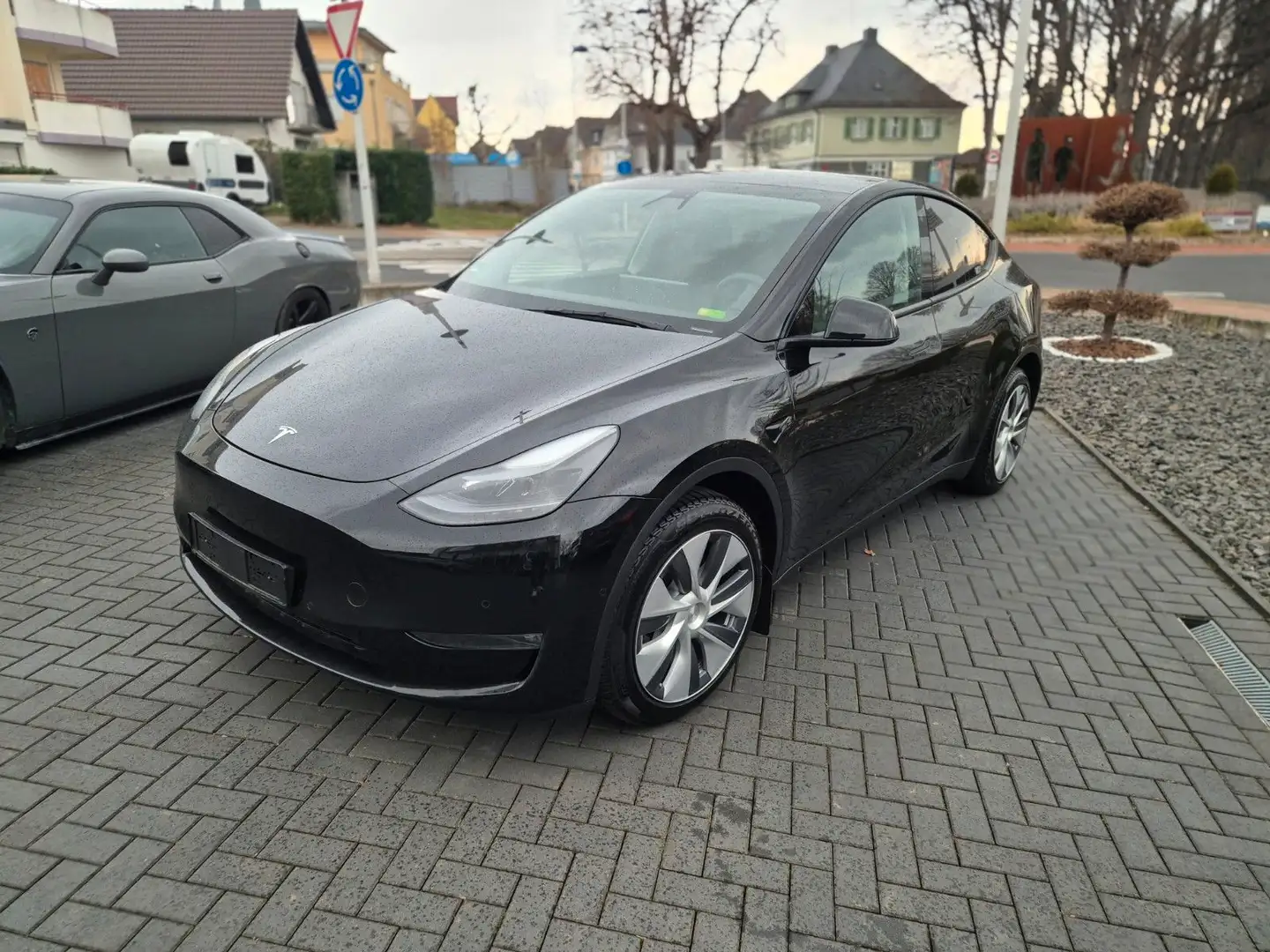 Tesla Model Y Long Range Dual AWD - 1