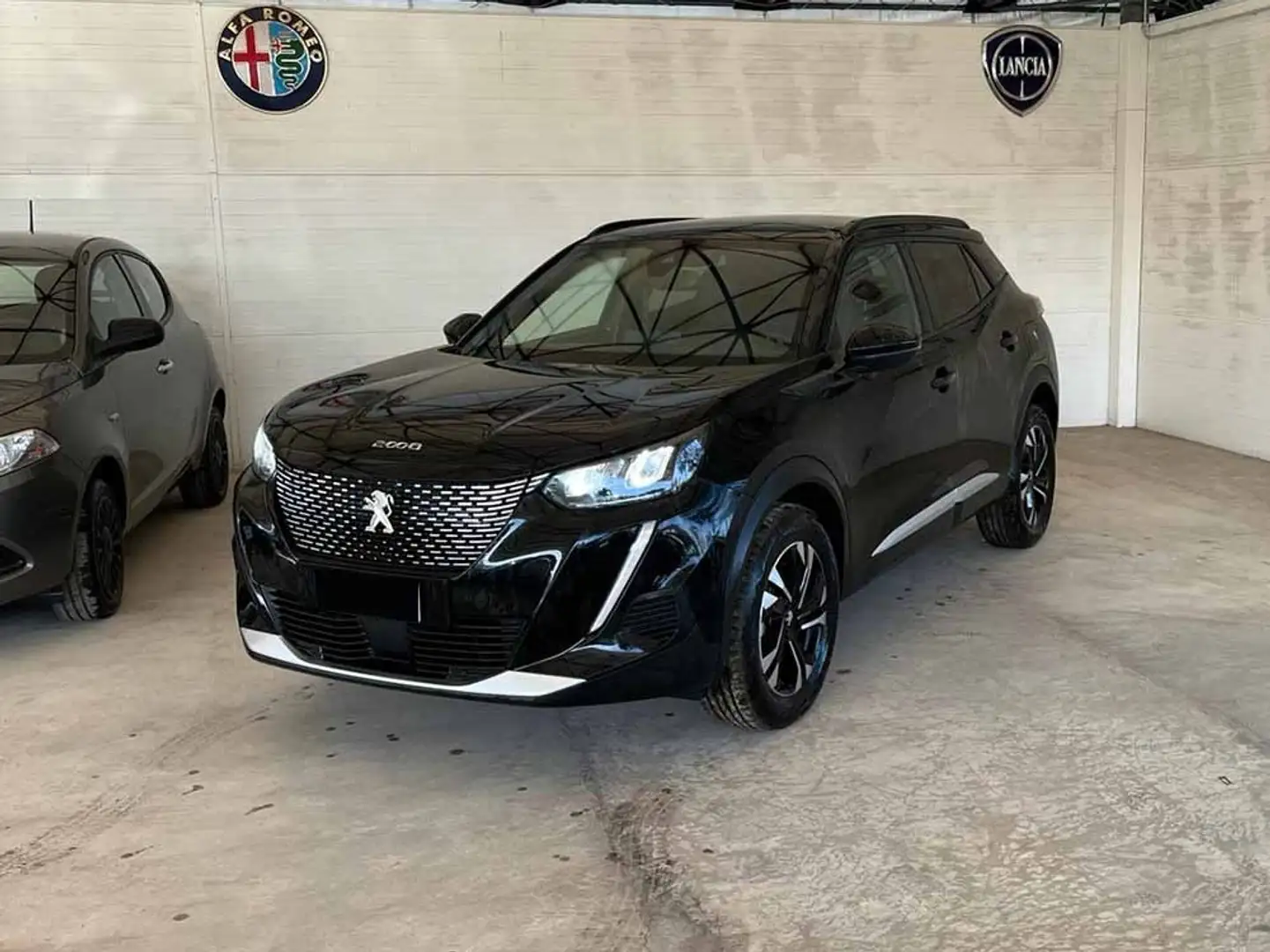 Peugeot 2008 1.2 PureTech Allure Nero - 1