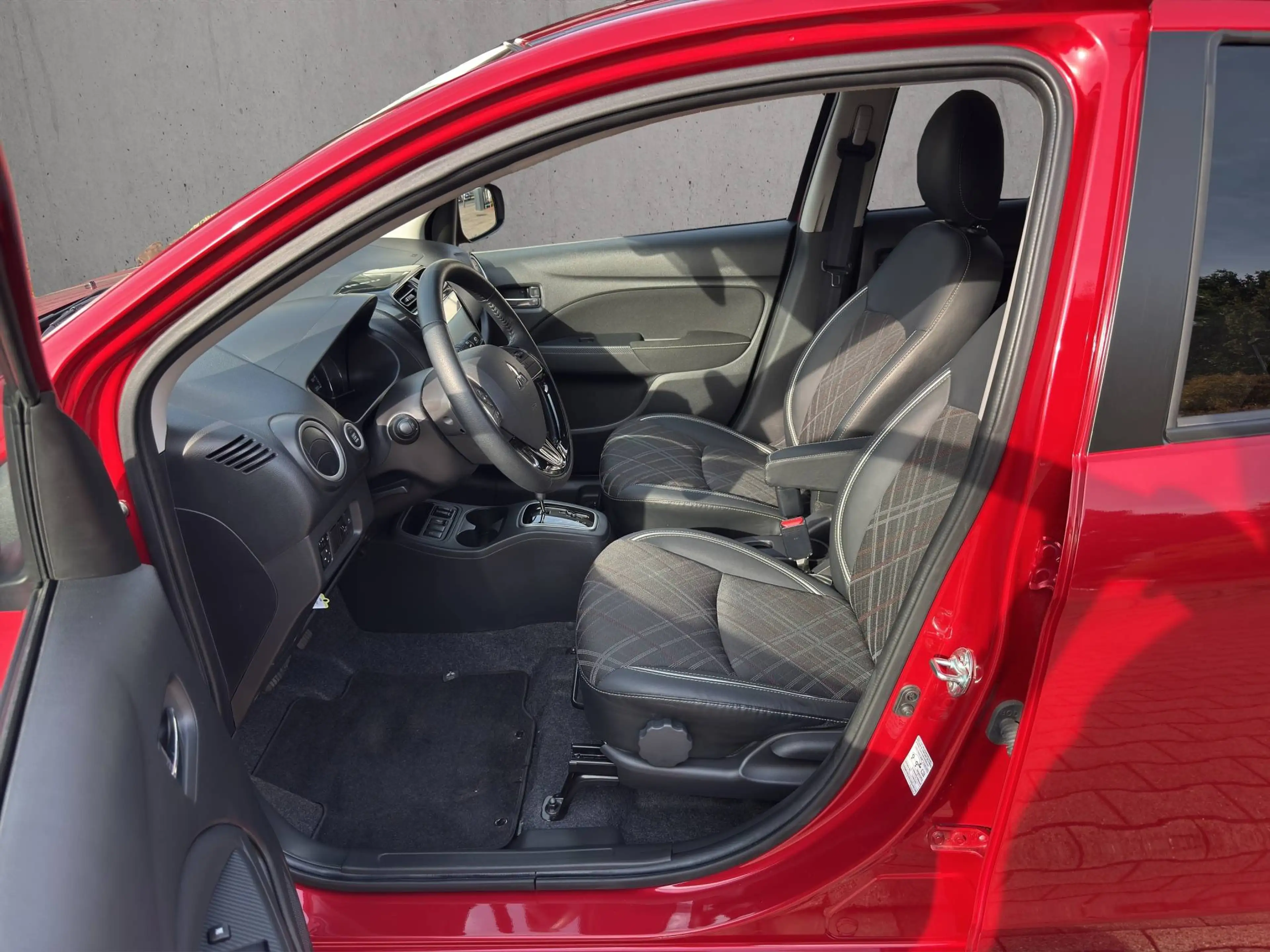 Mitsubishi Space Star 1.2 TOP CVT WENIG km (!) , scheckheftgepflegt, Ganzjahresreifen und Standheizung — photo 13