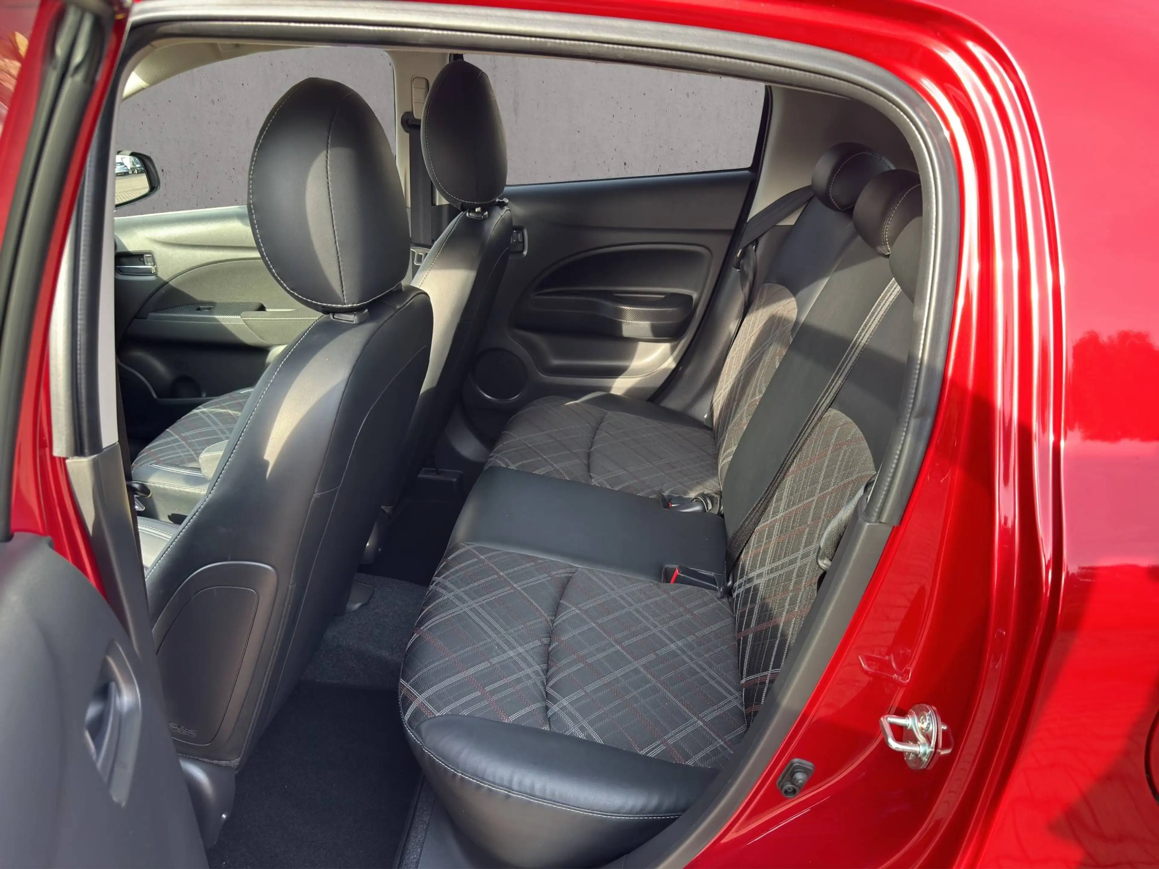 Mitsubishi Space Star 1.2 TOP CVT WENIG km (!) , scheckheftgepflegt, Ganzjahresreifen und Standheizung — photo 15