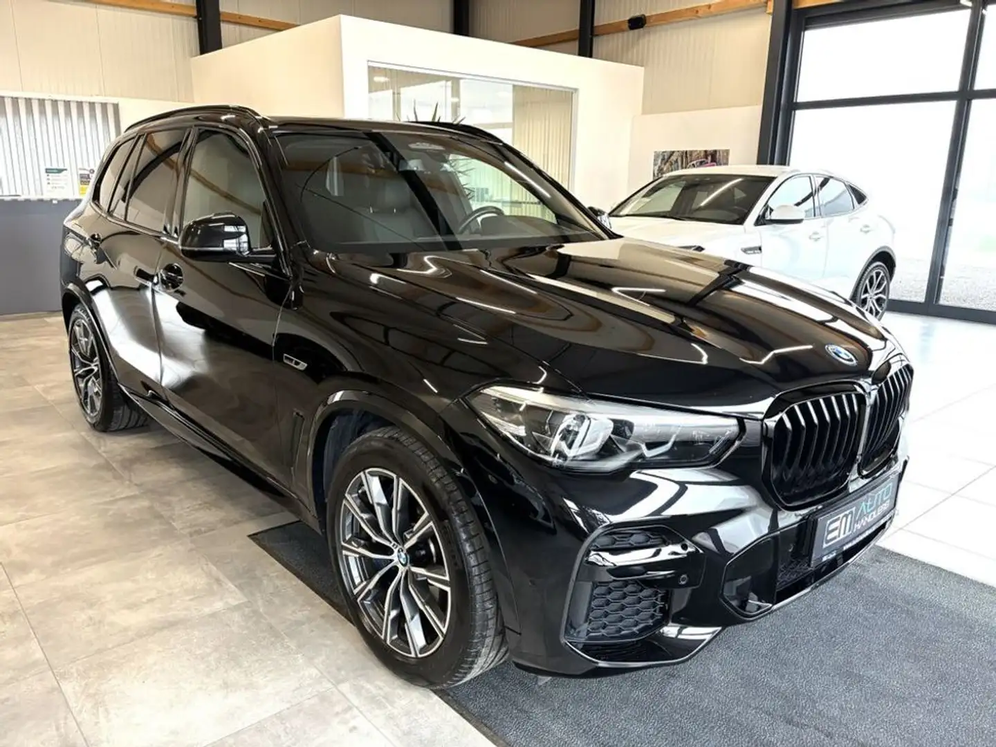 BMW X5 xDrive 45e M-Sport Aut. *LED*PDC*NAV*AHK*STH* Schwarz - 1