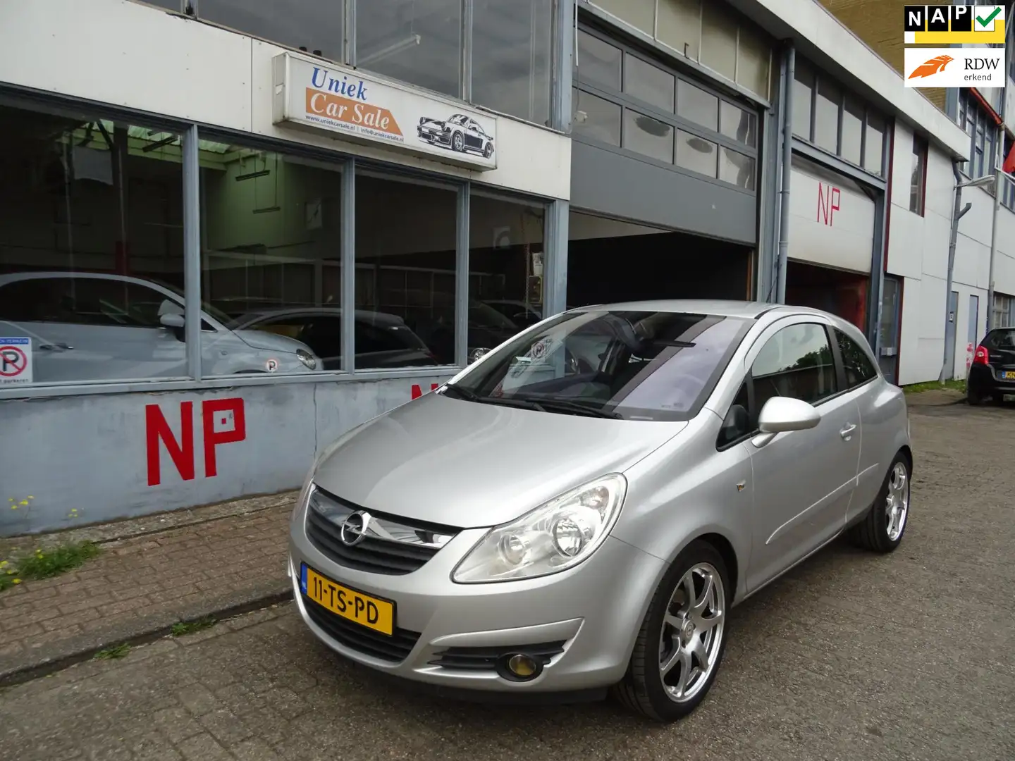 Opel Corsa 1.4-16V Cosmo Gris - 1