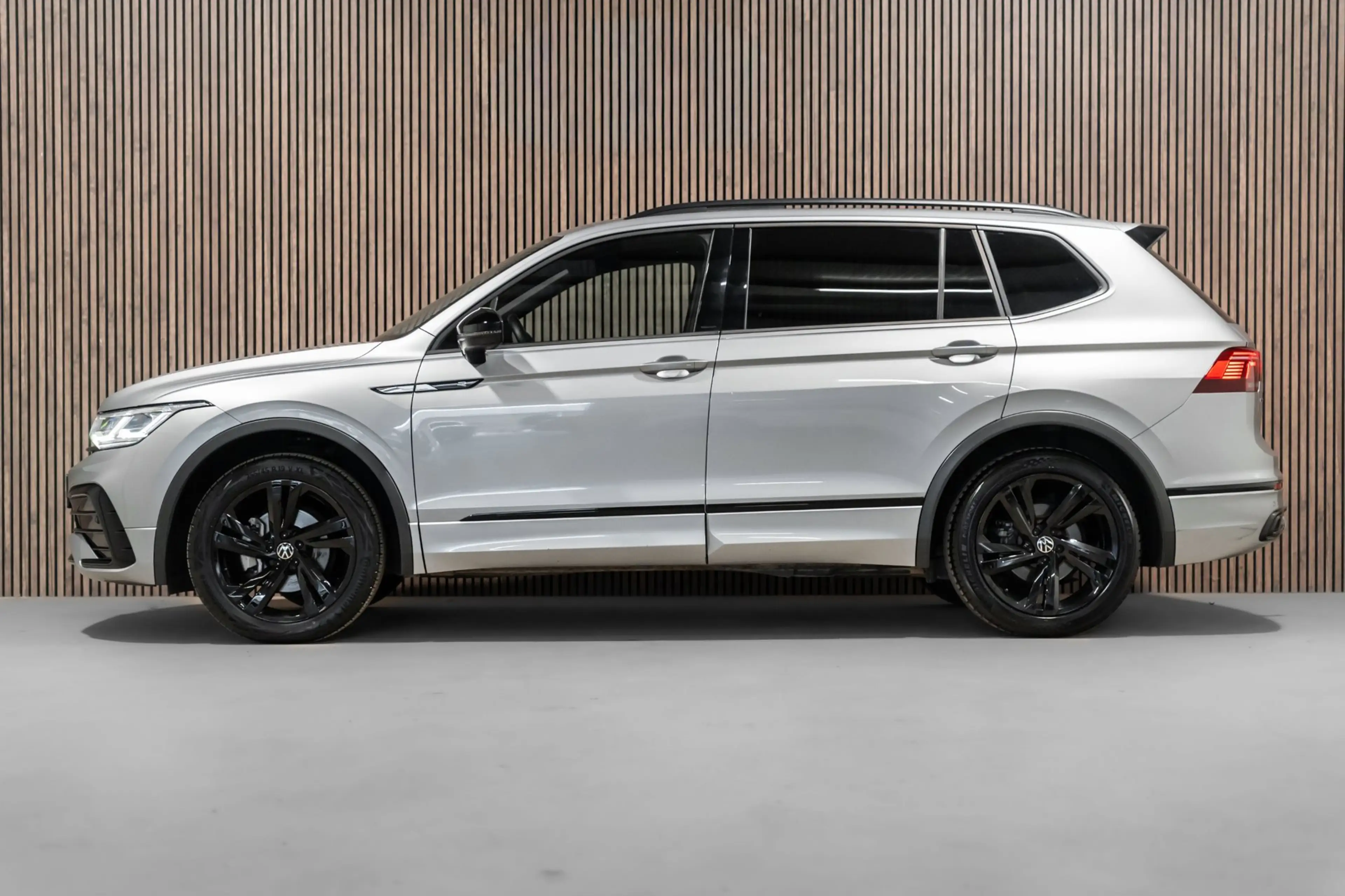 Volkswagen Tiguan Allspace 1.5 TSI R-Line DSG + 7p. Pano IQ Camera Navi — photo 9